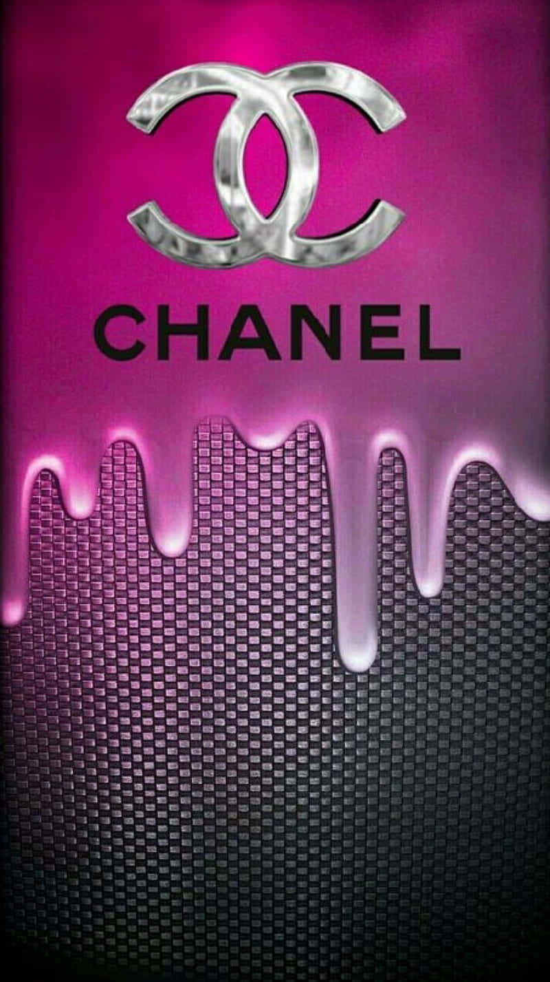 Chanel 桌布 壁紙 — 閃亮的銀色 Chanel 標誌在帶有紋理的深色網格背景上滴落鮮豔的粉紅色油漆。