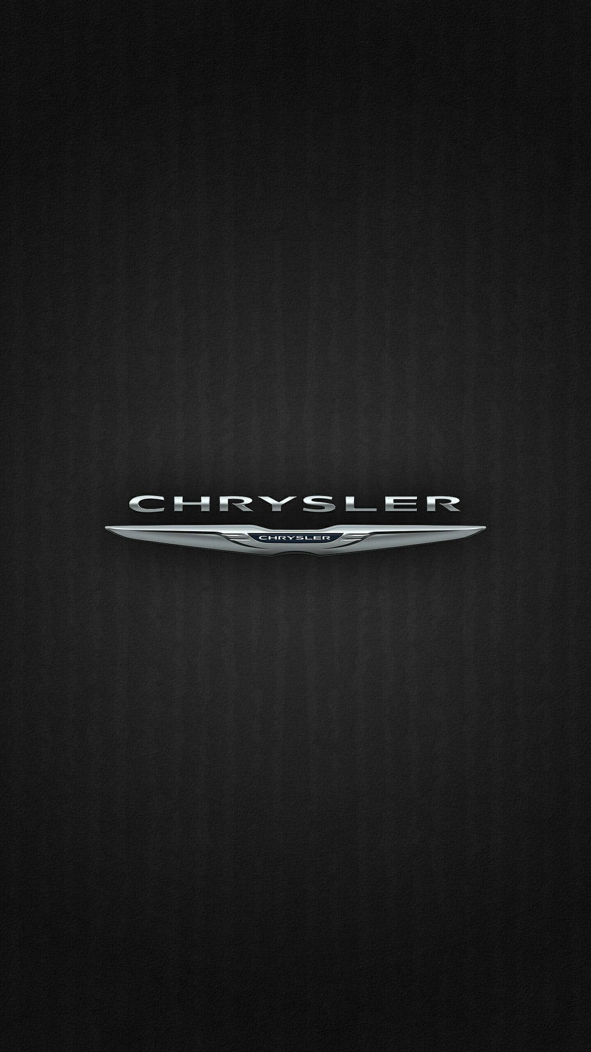 克萊斯勒 桌布 壁紙 — 閃亮的銀色 Chrysler 標誌居中於帶有細微垂直紋理的黑色背景上。