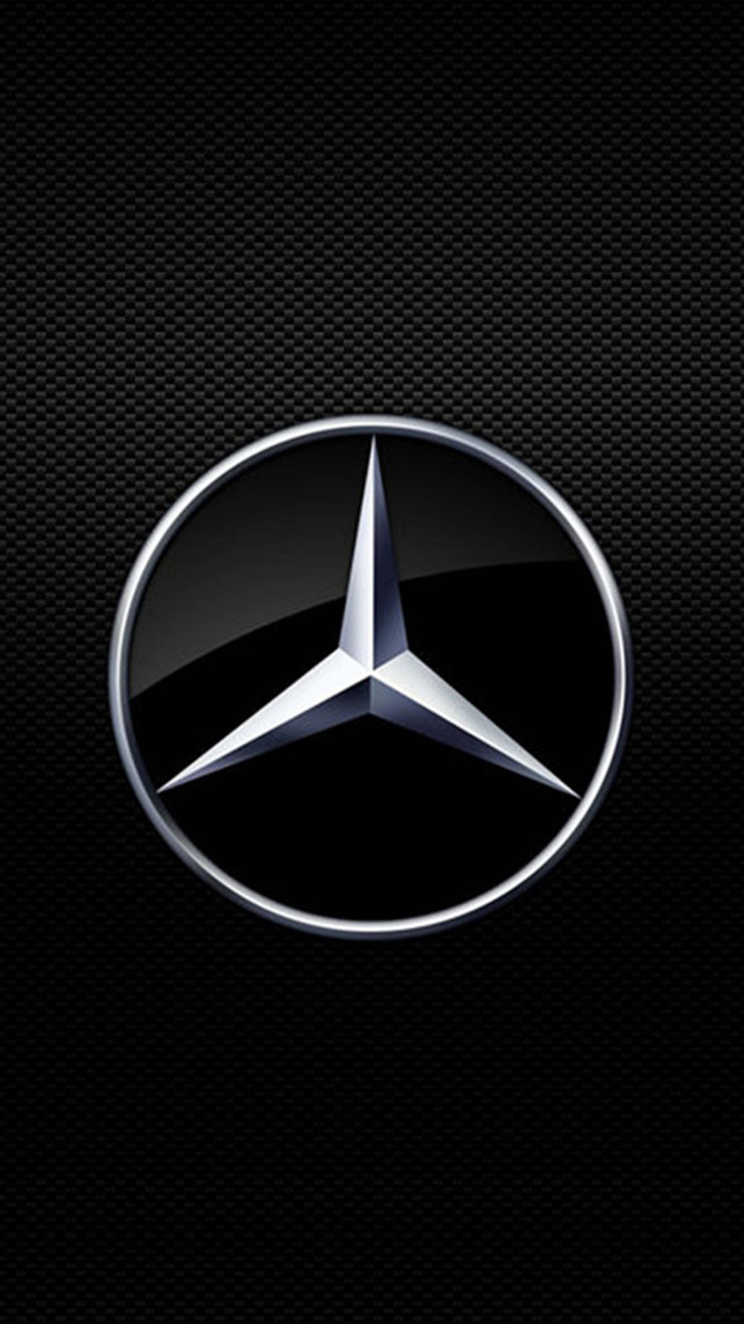 賓士 iPhone 桌布 壁紙 — 閃亮的銀色 Mercedes-Benz 標誌居中於帶紋理的黑色碳纖維背景上。