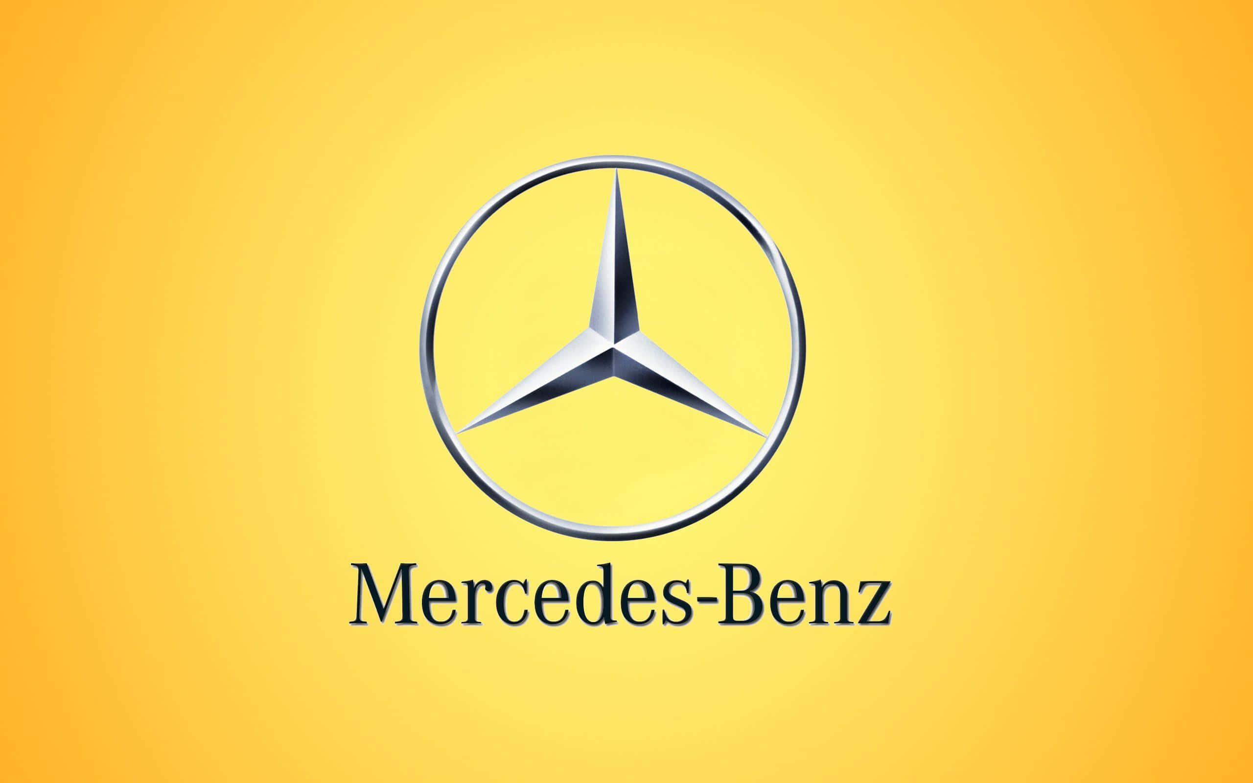 Mercedes Benz Logo 桌布 壁紙 — 閃亮的銀色 Mercedes-Benz 標誌居中於黃色漸變背景上，下方有品牌名稱。