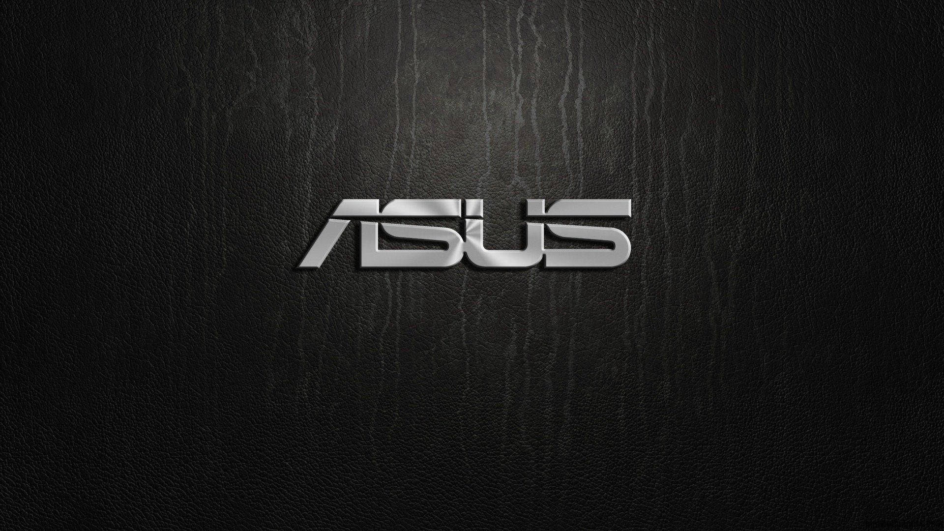 ASUS 桌布 壁紙 — 閃亮的銀色ASUS標誌居中在帶有紋理的黑色皮革背景上，光線柔和。