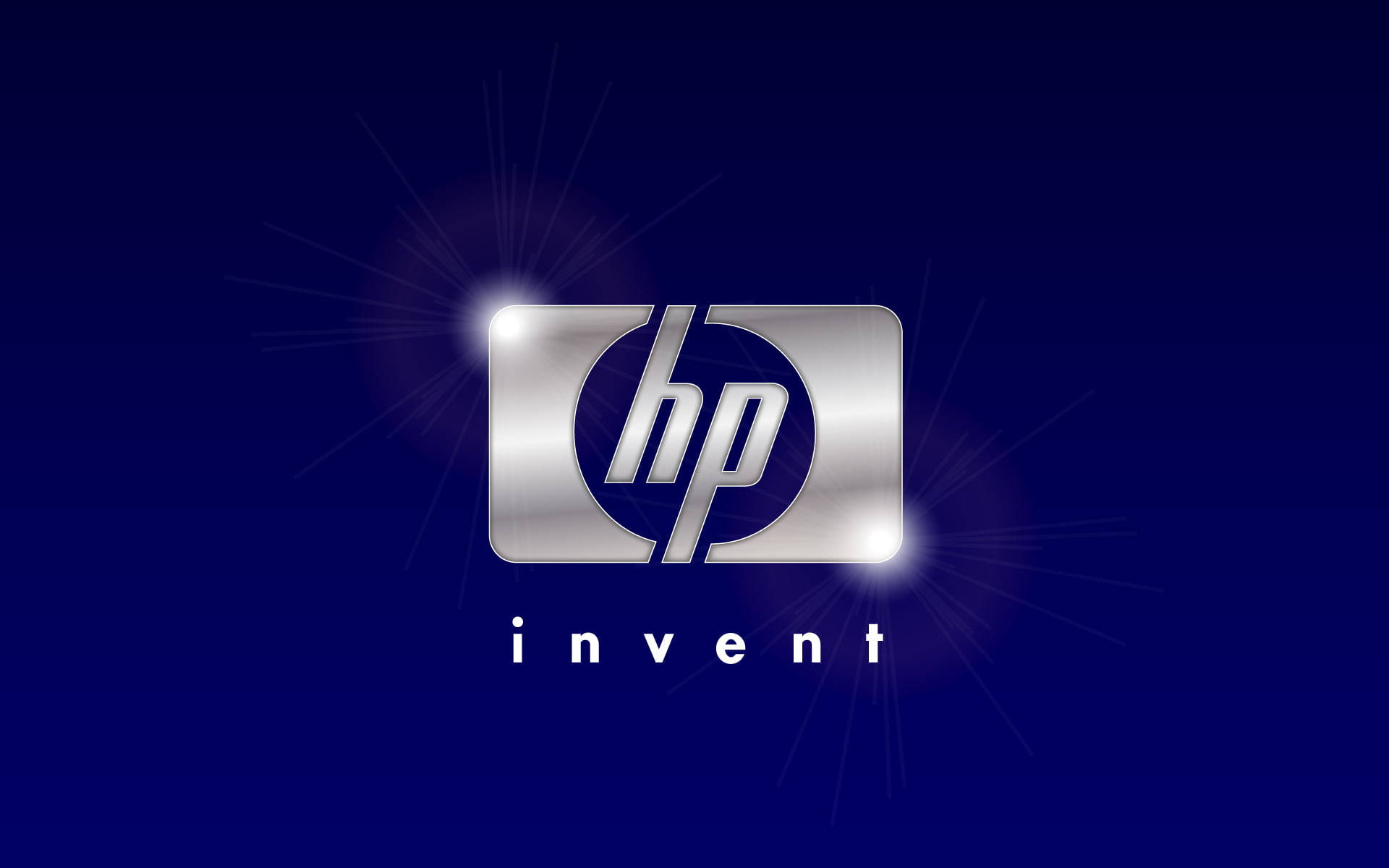 Hp Laptop 桌布 壁紙 — 閃亮的銀色HP標誌，帶有「invent」文字，在深藍色背景上散發光芒。
