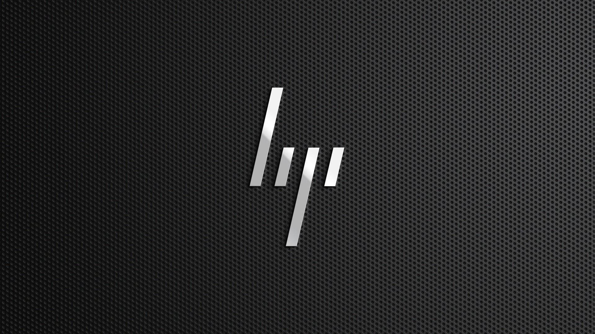 HP 桌布 壁紙 — 閃亮的銀色HP標誌居中於深色穿孔金屬背景上，帶有微妙的燈光。