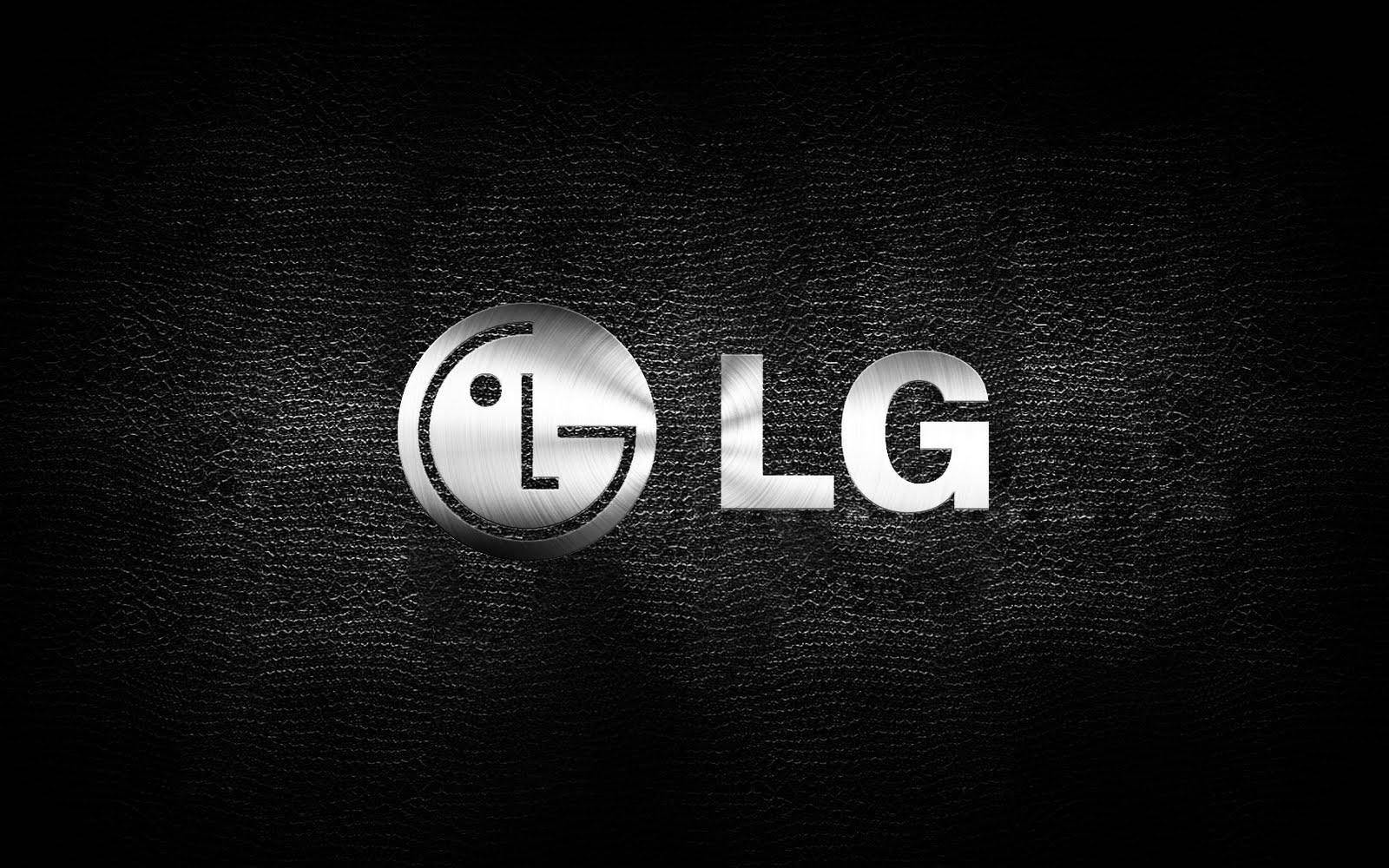 品牌 桌布 壁紙 — 閃亮的銀色LG標誌置於有紋理的黑色皮革背景中央，帶有柔和燈光。