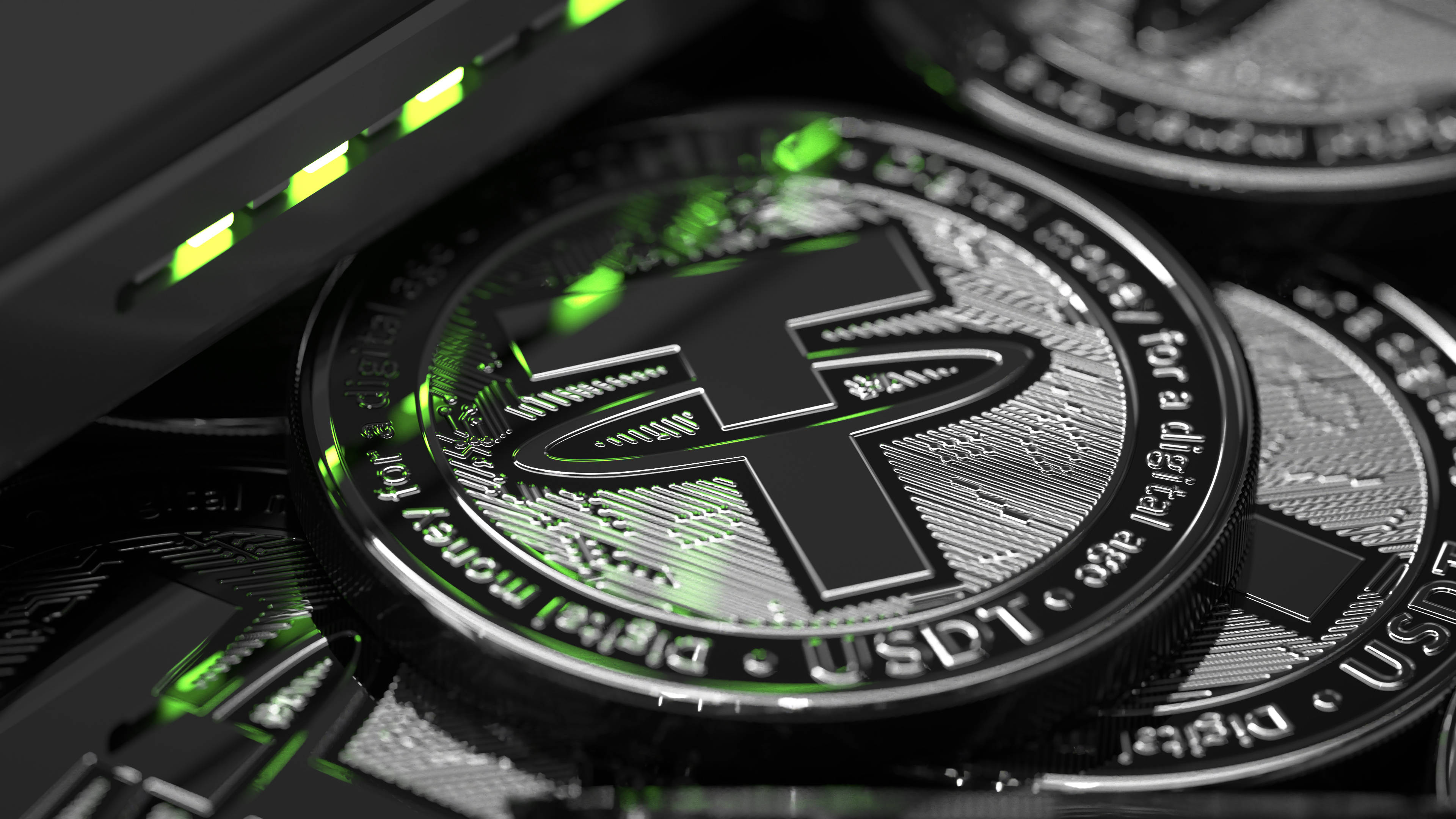 Cryptocurrency 桌布 壁紙 — 閃亮的銀色USDT加密貨幣硬幣在綠色燈光下發光，旁邊是高科技數位金融環境中的伺服器機架。