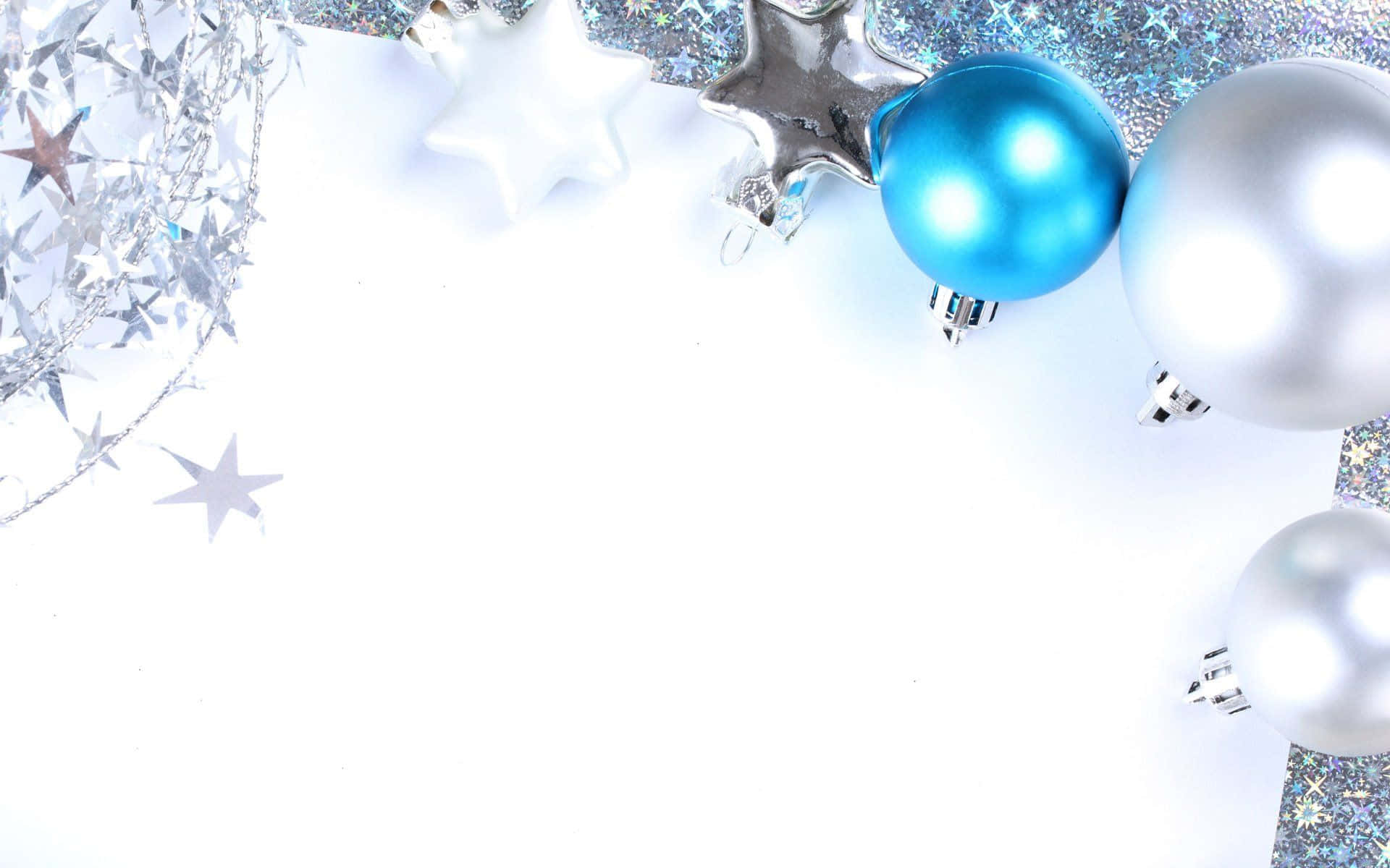 雪 桌布 壁紙 — 閃亮的銀色和藍色聖誕裝飾品及星星裝飾排列在白色閃亮背景上。