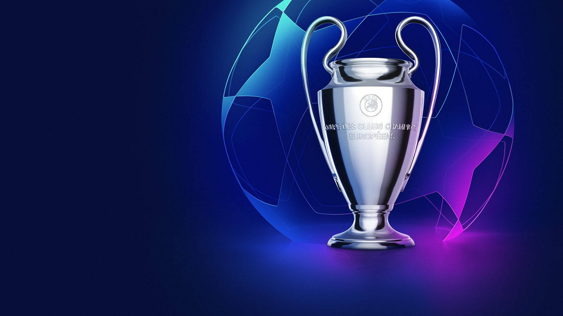 Uefa 桌布 壁紙 — 閃亮的銀色歐冠獎盃在發光的藍色和紫色抽象足球背景上閃耀。