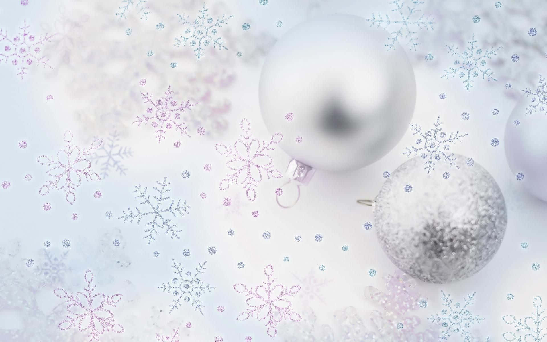 雪 桌布 壁紙 — 閃亮的銀色聖誕裝飾品放置在柔軟的背景上，背景點綴著閃閃發光的粉紅色和藍色雪花。