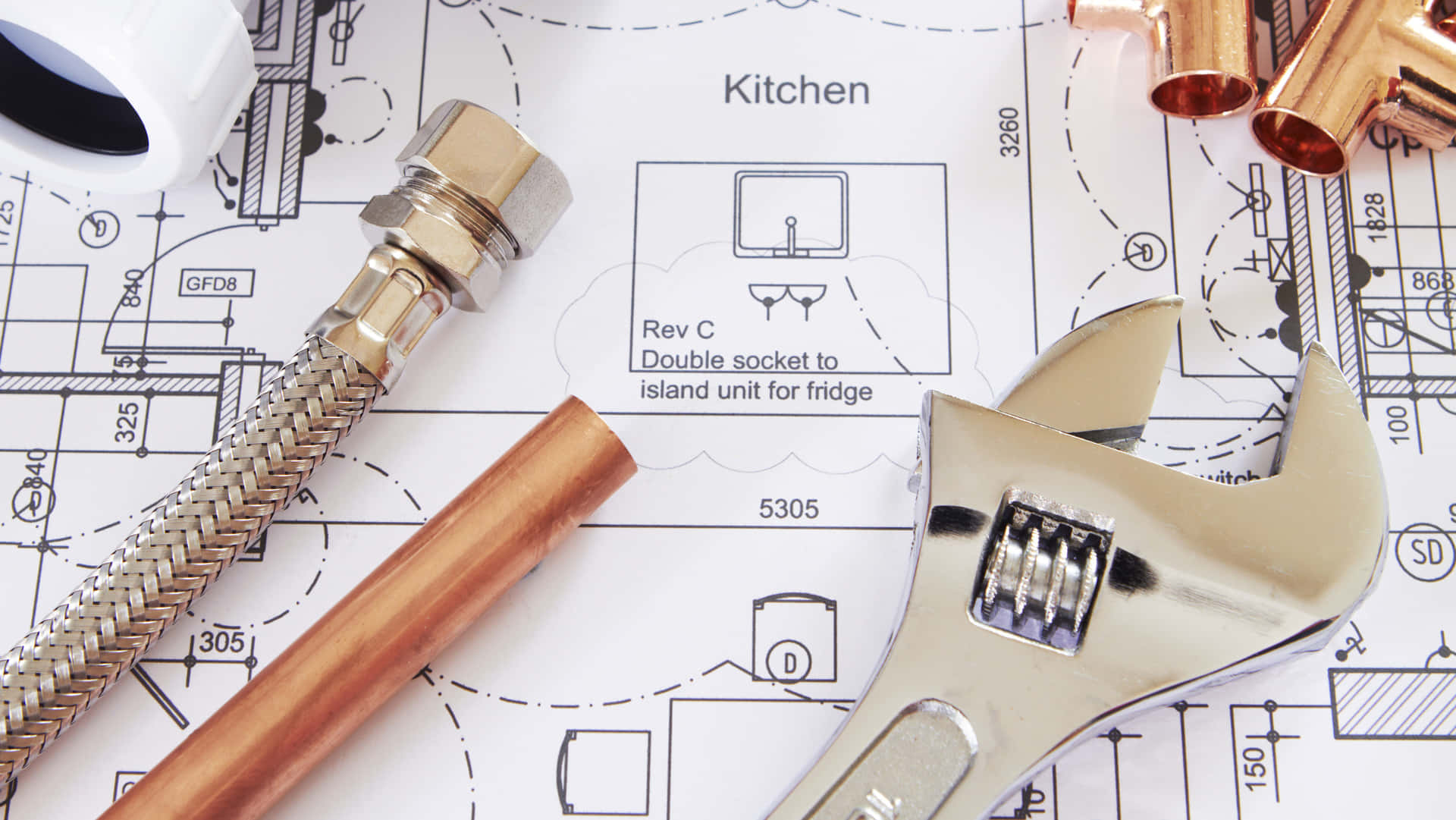Plumbing 桌布 壁紙 — 閃亮的銅管和扳手放在詳細的廚房水管藍圖上，上面有修訂註釋。