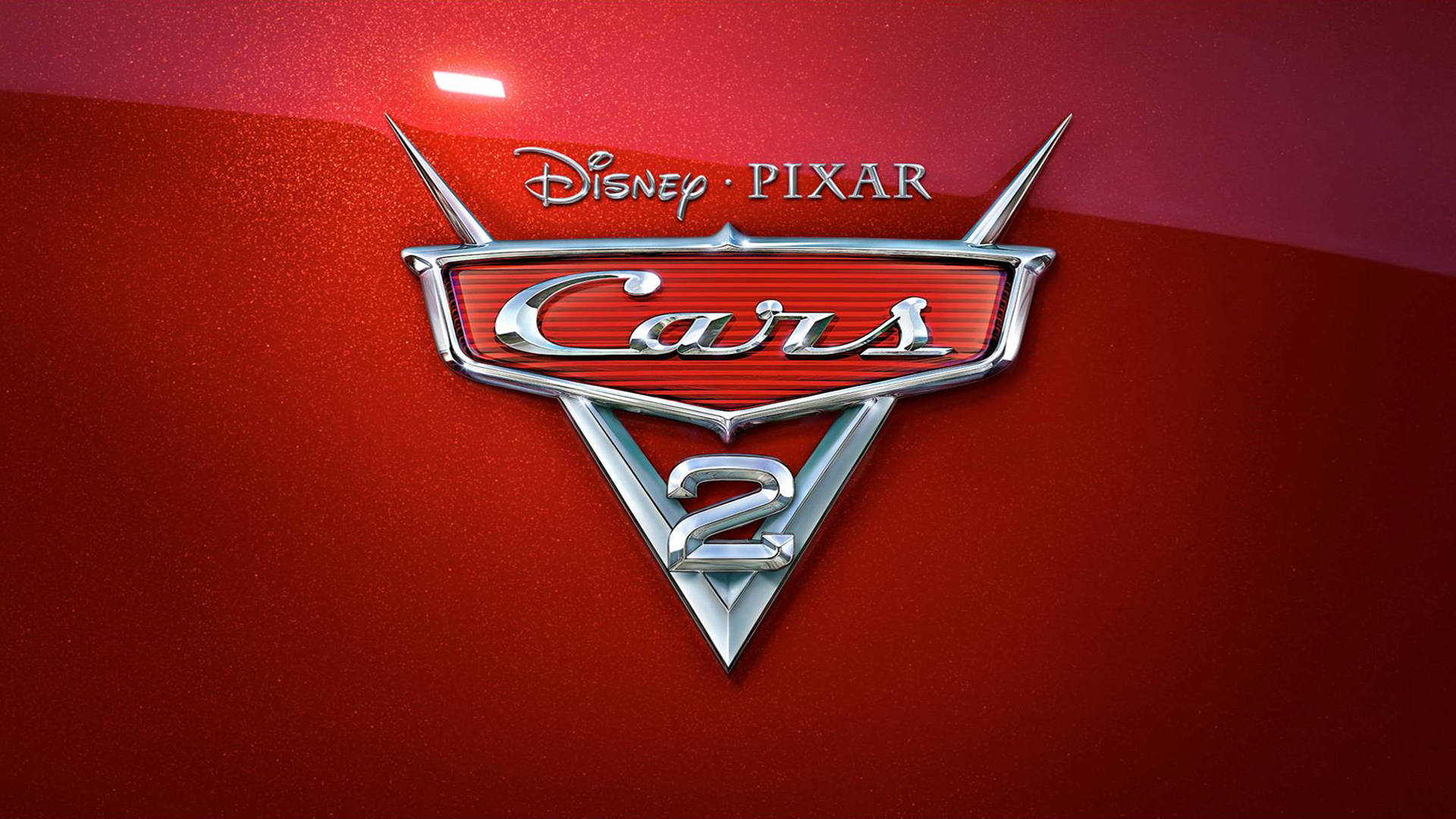 皮克斯 桌布 壁紙 — 閃亮的鍍鉻Cars 2標誌在攝影棚燈光下，在帶有紋理的紅色汽車引擎蓋上閃耀。
