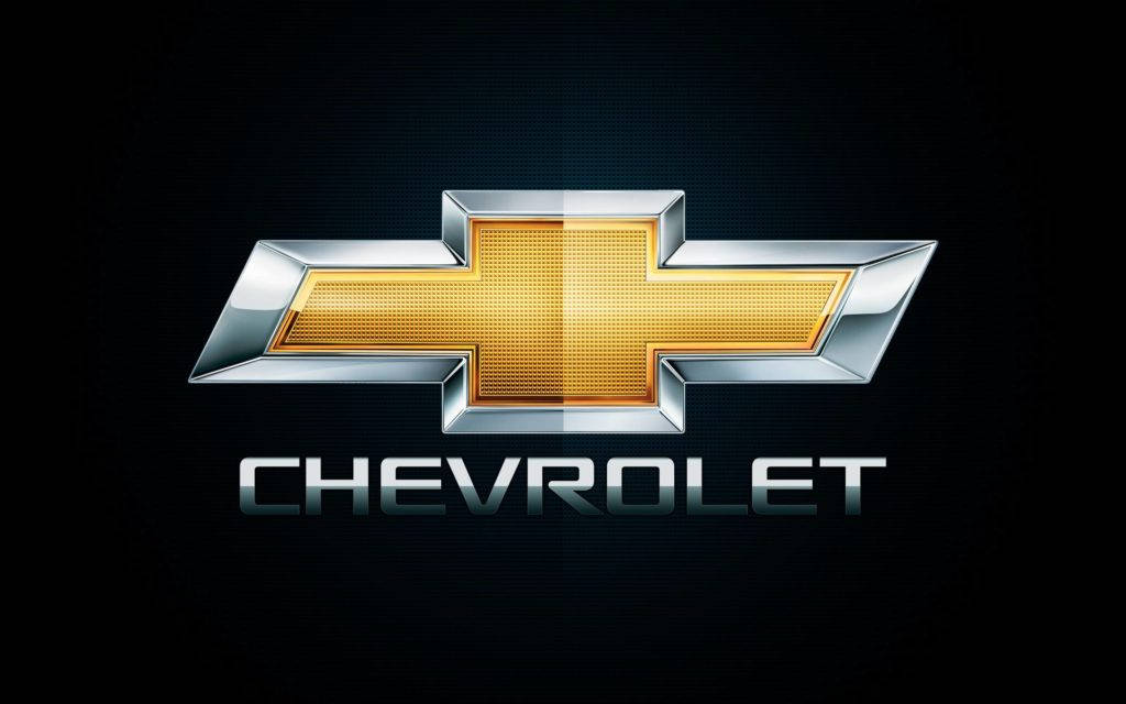 Chevrolet Logo 桌布 壁紙 — 閃亮的鍍鉻和金色雪佛蘭標誌在深色紋理背景上閃耀，下方有金屬字體。