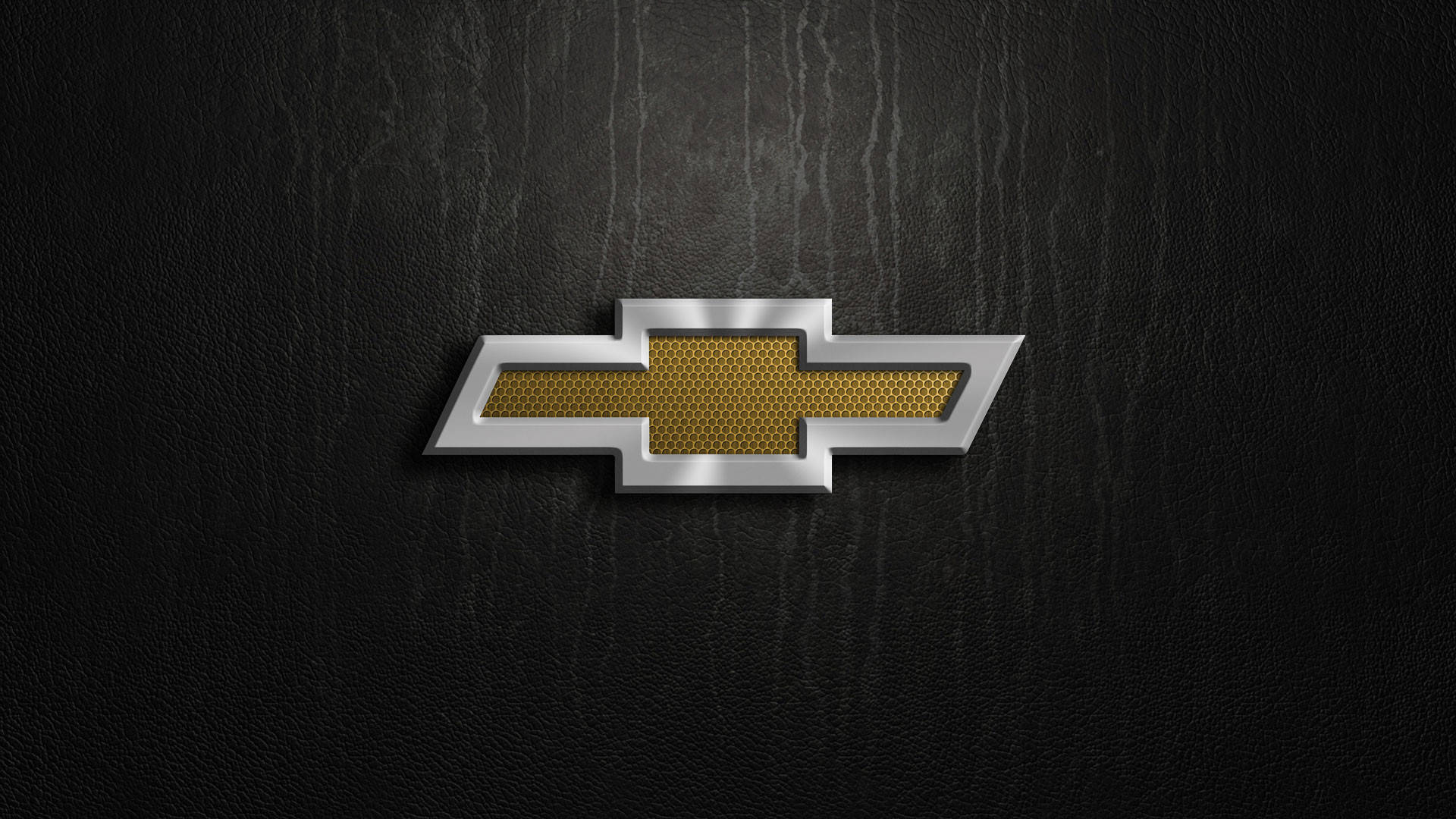 Chevrolet Logo 桌布 壁紙 — 閃亮的雪佛蘭蝴蝶結標誌，帶有金色網格中心，放置在帶有紋理的黑色皮革表面上。