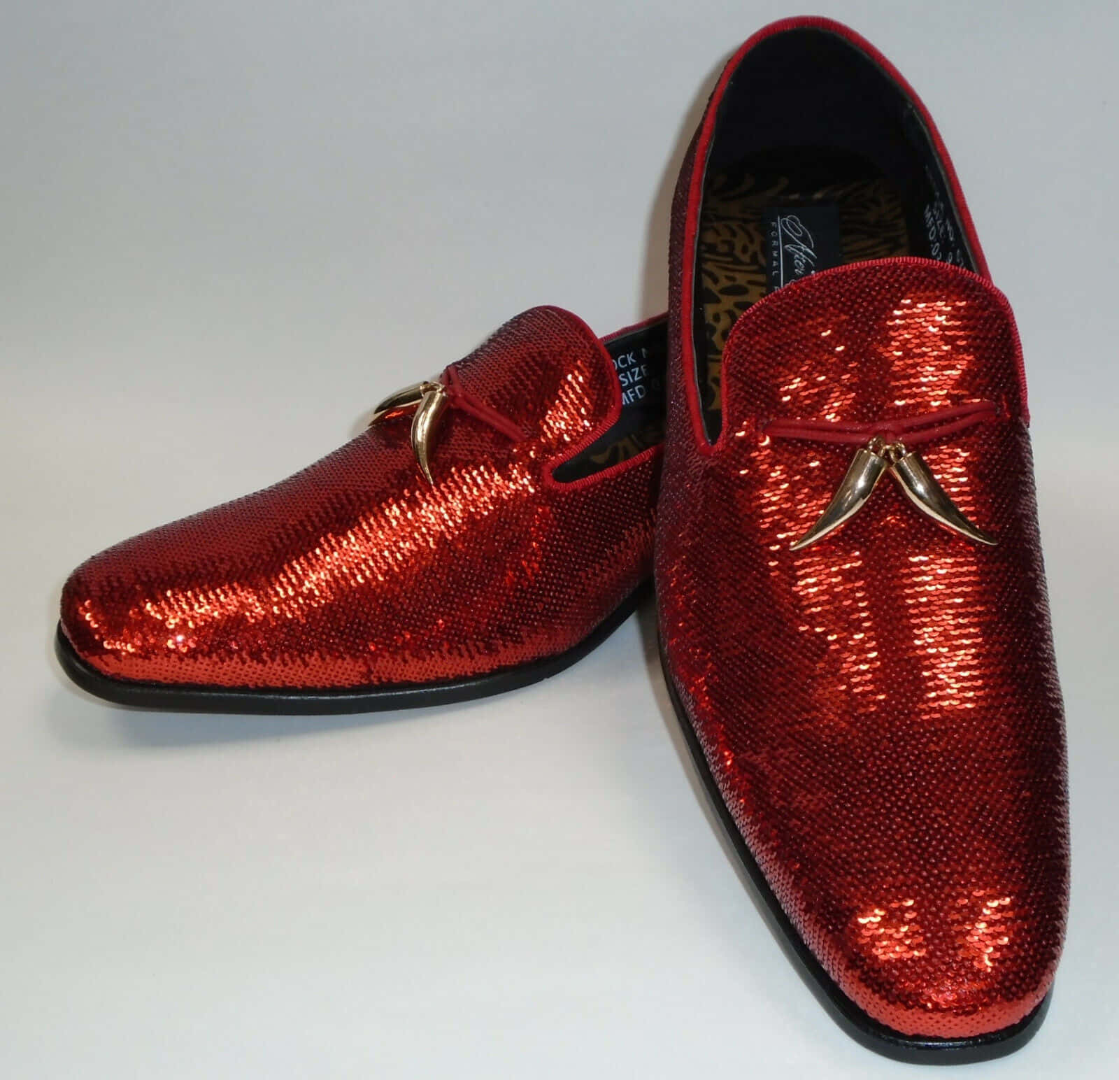 Red Shoes 桌布 壁紙 — 閃亮紅色亮片樂福鞋，帶有金色角狀流蘇，置於純白背景上。