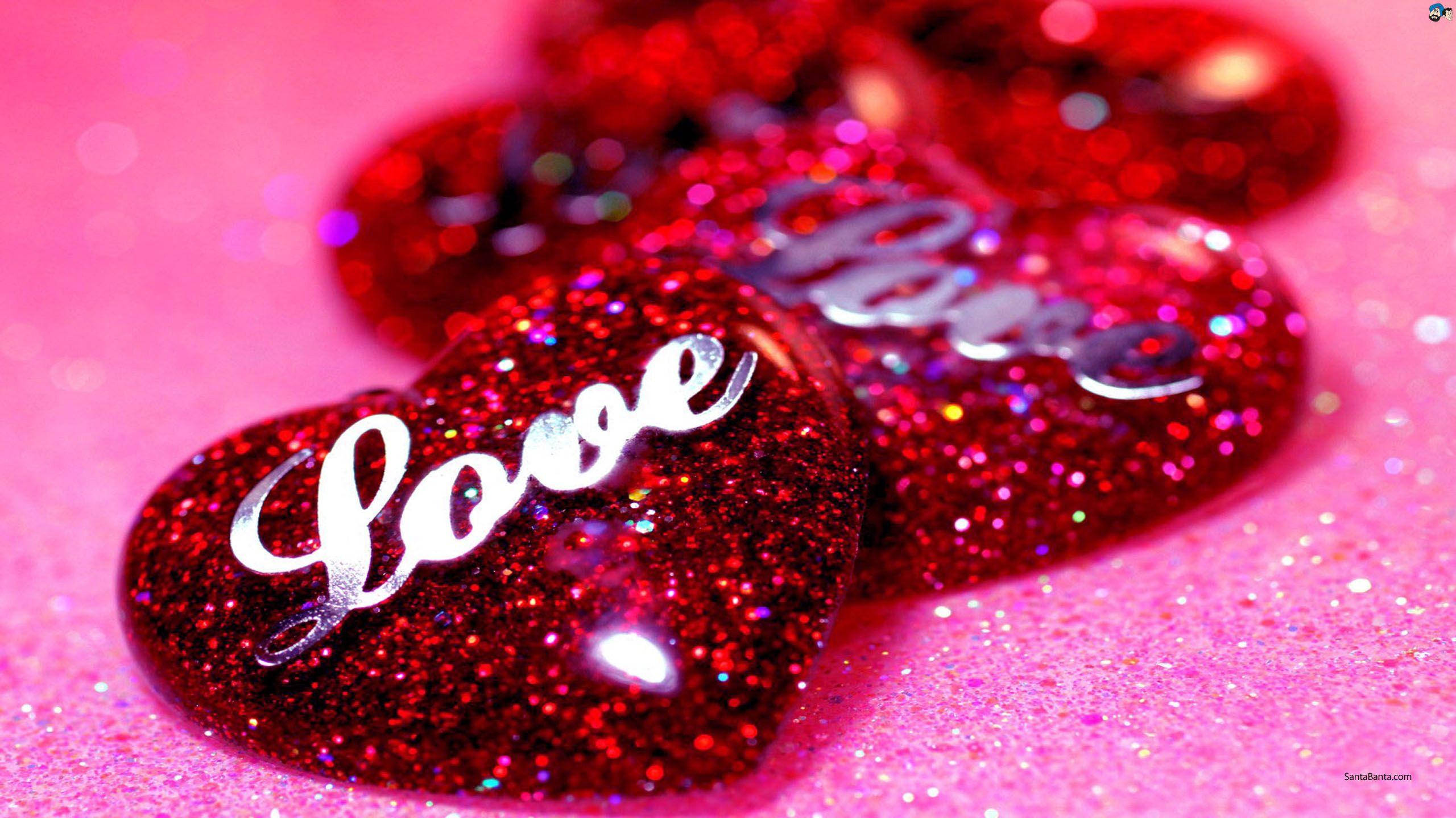 love full HD 桌布 壁紙 — 閃亮紅色亮粉心形配上銀色草書愛情文字，放置在閃爍的粉紅色表面上。