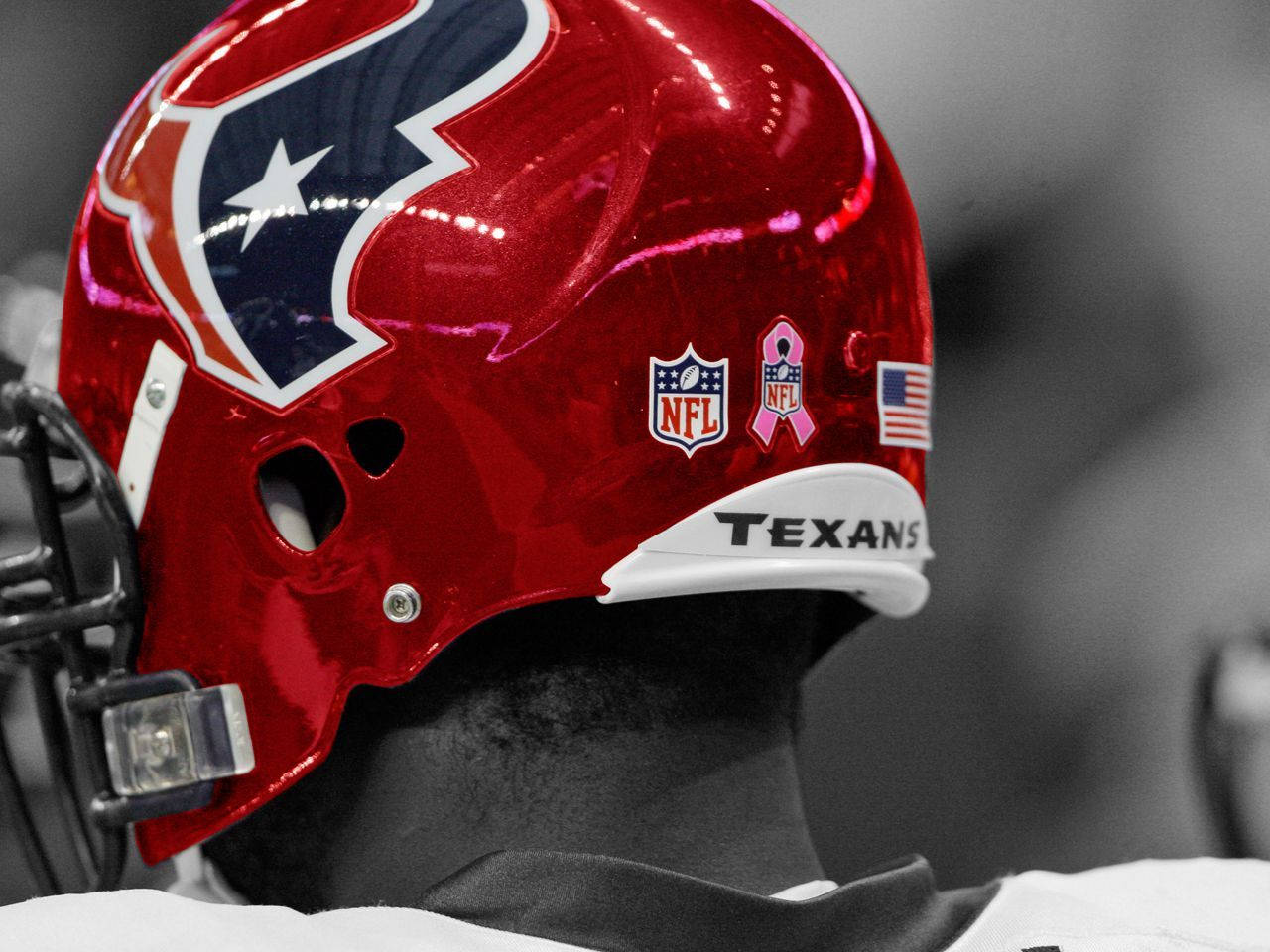 Texans 桌布 壁紙 — 閃亮紅色休士頓德州人NFL美式足球頭盔的特寫，帶有粉紅色絲帶和美國國旗貼花。