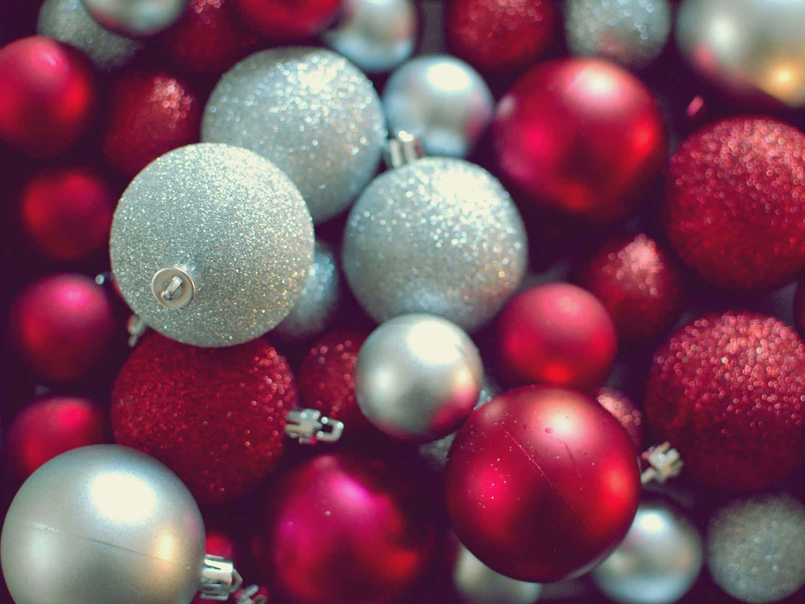 Christmas Balls 桌布 壁紙 — 閃亮紅色和銀色聖誕裝飾的特寫，帶有閃光和霧面飾面。