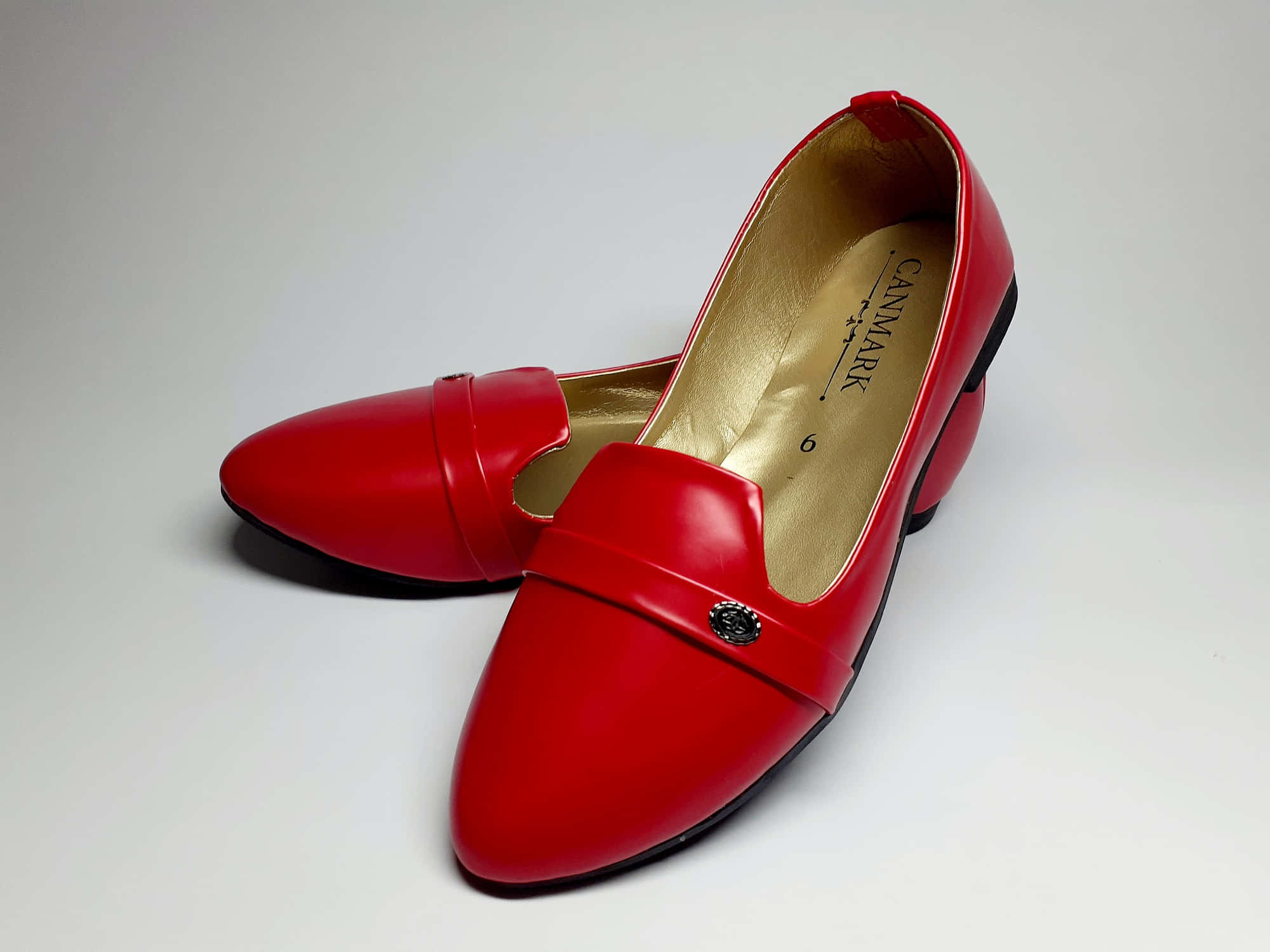 Red Shoes 桌布 壁紙 — 閃亮紅色漆皮樂福鞋，搭配金色內襯和小裝飾鈕扣，置於純白背景上。