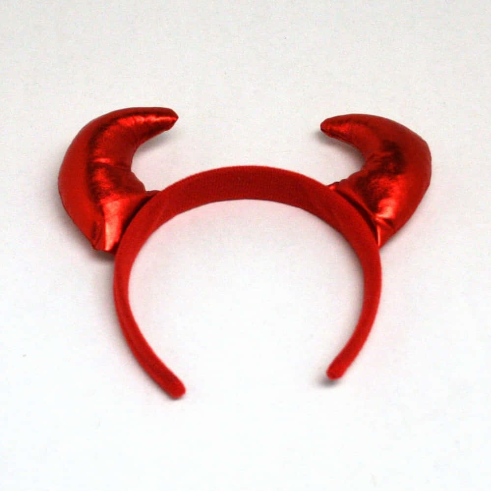 Devil Horns 桌布 壁紙 — 閃亮紅色魔鬼角頭帶，帶柔軟天鵝絨質感，純白背景。