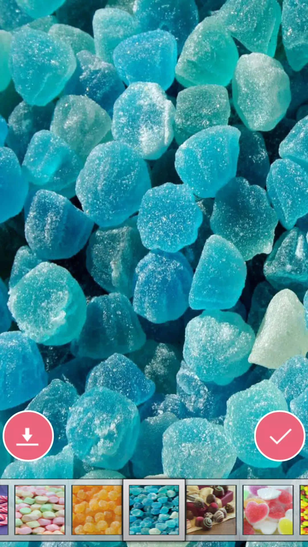 Candy Aesthetic 桌布 壁紙 — 閃亮藍色糖衣糖果的特寫，具有水晶質感和鮮豔色彩。