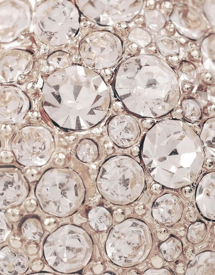 crystals 桌布 壁紙 — 閃亮透明水鑽的特寫，鑲嵌在金屬玫瑰金底座上，帶有複雜的切割面細節。