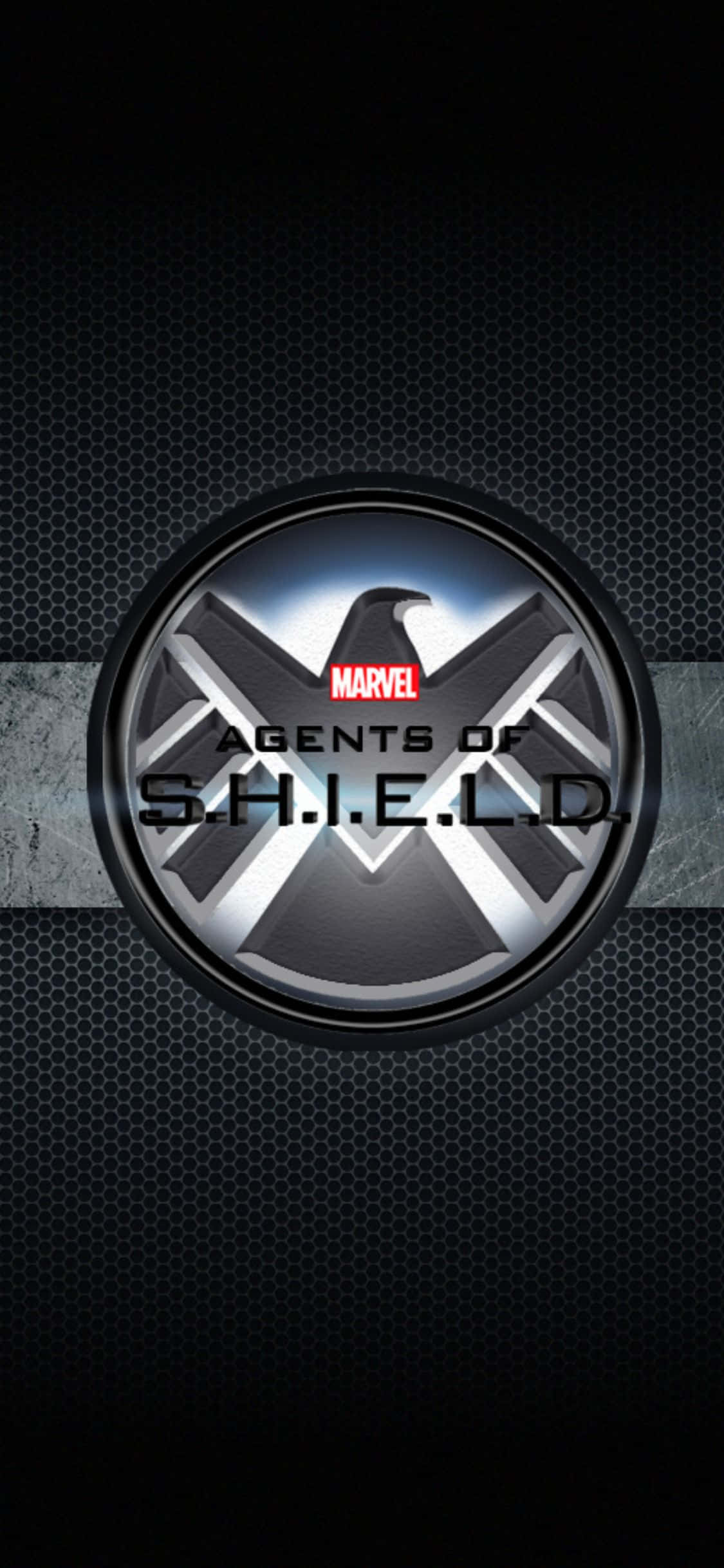iPhone Xs Marvel 桌布 壁紙 — 閃亮金屬質感的 Agents of S.H.I.E.L.D. 標誌居中於深色六角形紋理背景上，帶有發光效果。