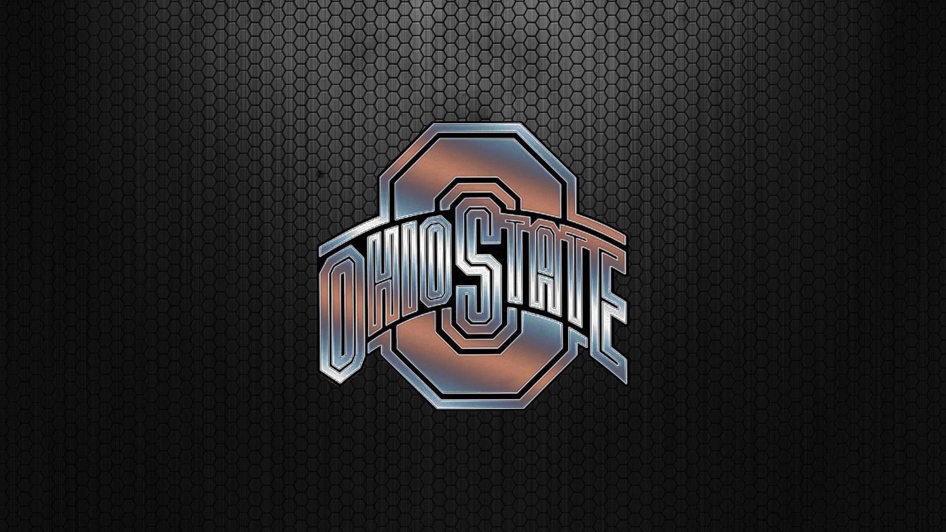Ohio 桌布 壁紙 — 閃亮金屬質感的俄亥俄州立大學標誌居中於深色六邊形紋理背景上。