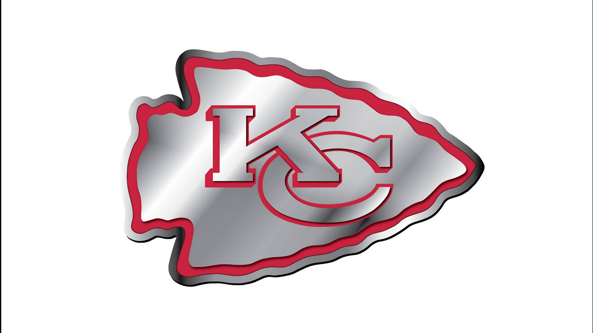 Kansas City Chiefs Cool 桌布 壁紙 — 閃亮金屬質感的堪薩斯城酋長隊標誌，帶有紅色輪廓和銀色漸變，背景為白色。