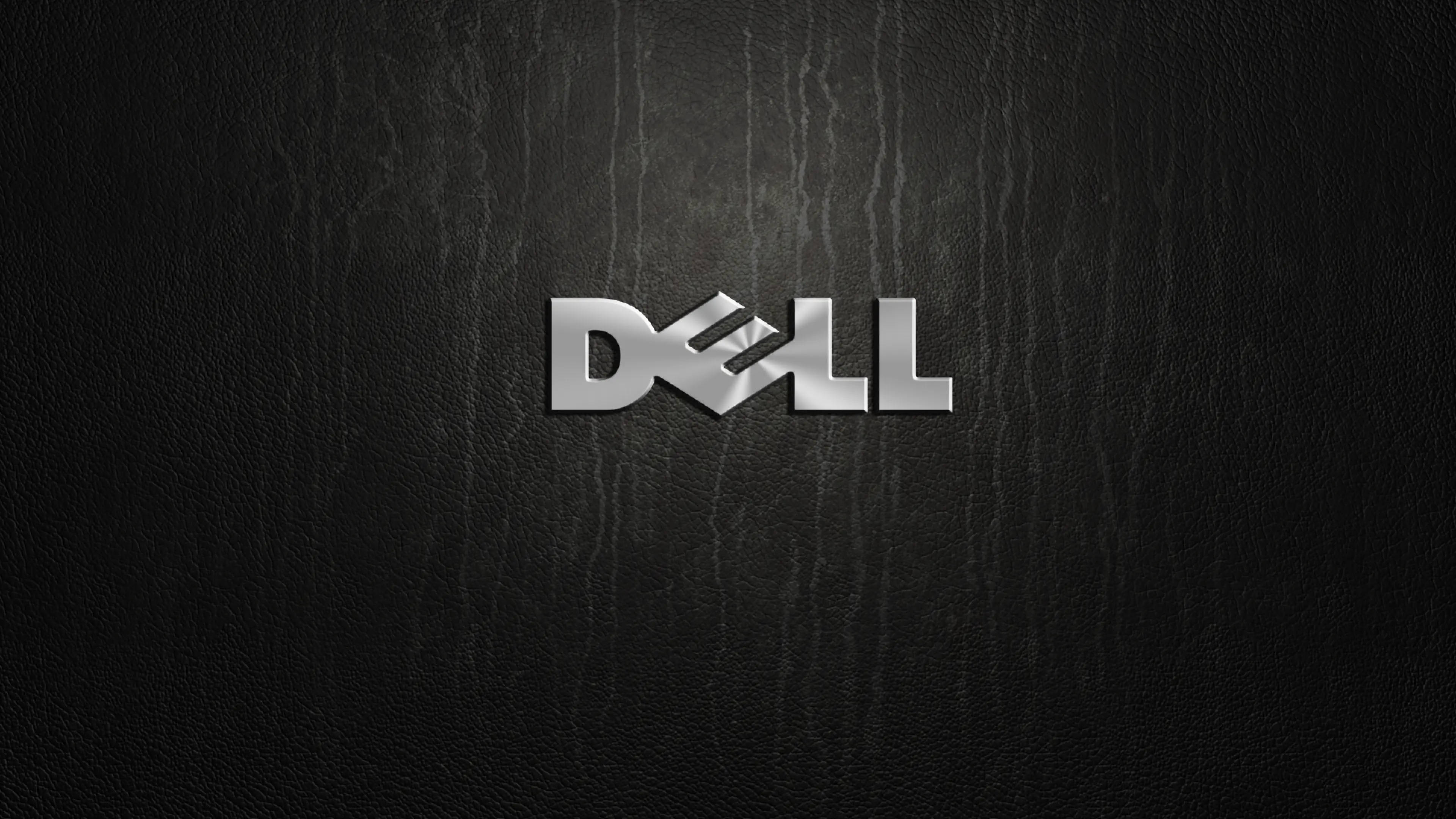 dell 4K 桌布 壁紙 — 閃亮銀色 Dell 標誌置於帶有細微垂直紋理的黑色皮革紋理背景中央。
