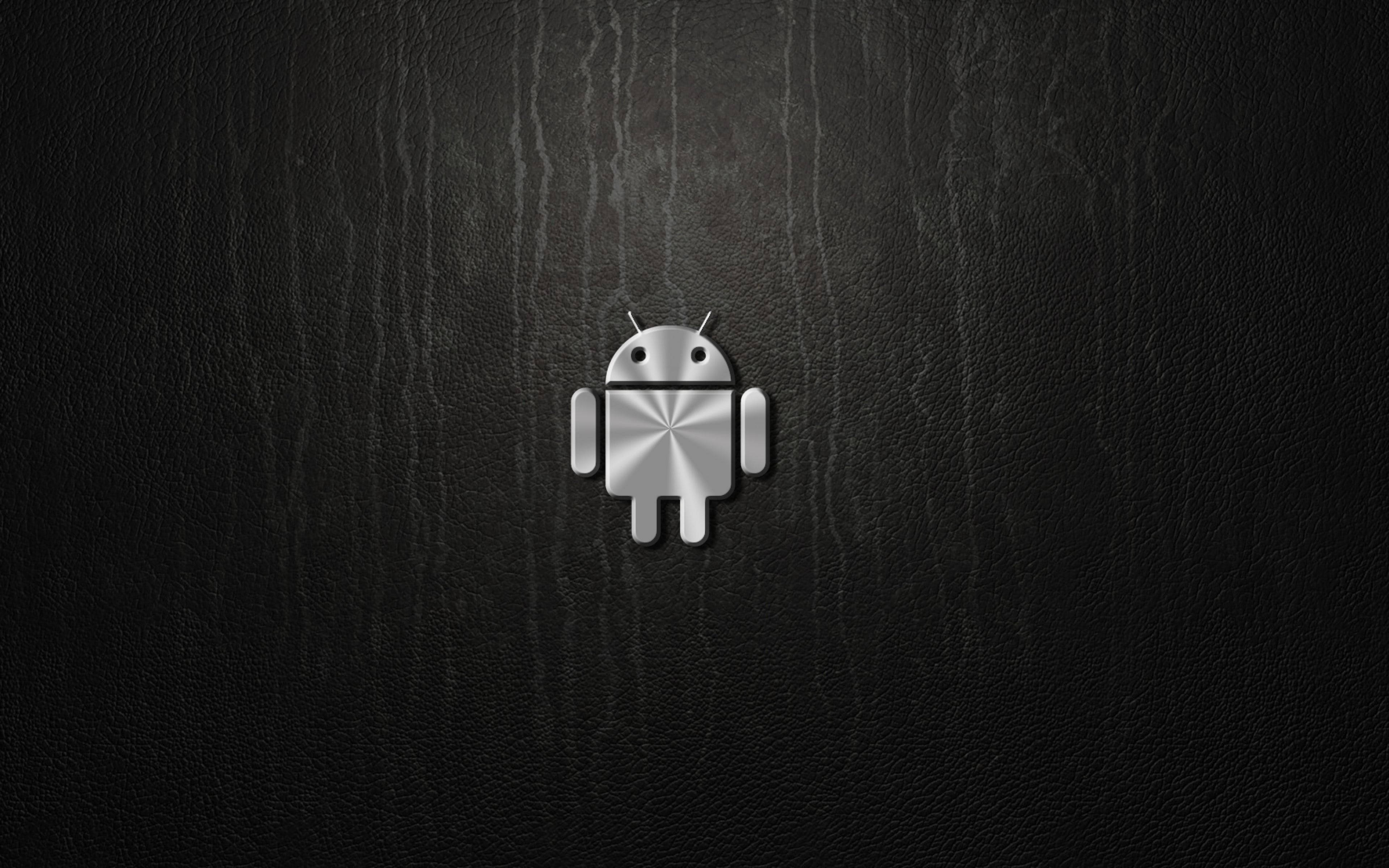 Android Desktop 桌布 壁紙 — 閃亮銀色Android機器人標誌居中於帶有細微垂直條紋的紋理黑色皮革背景上。