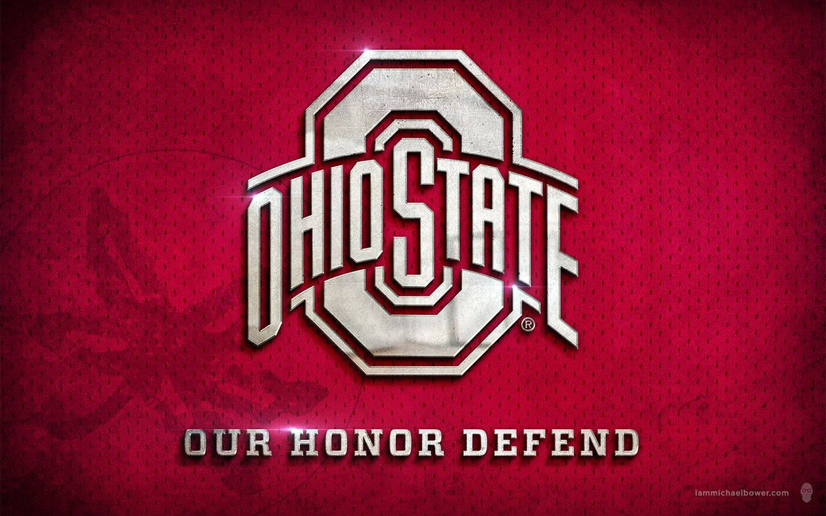 Ohio 桌布 壁紙 — 閃亮銀色俄亥俄州立大學標誌，帶有「Our Honor Defend」文字，背景為紋理深紅色布料。