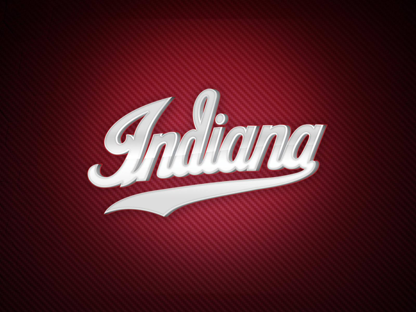Indiana 桌布 壁紙 — 閃亮銀色草書文字 Indiana 在帶有紋理的深紅色背景上優雅彎曲。