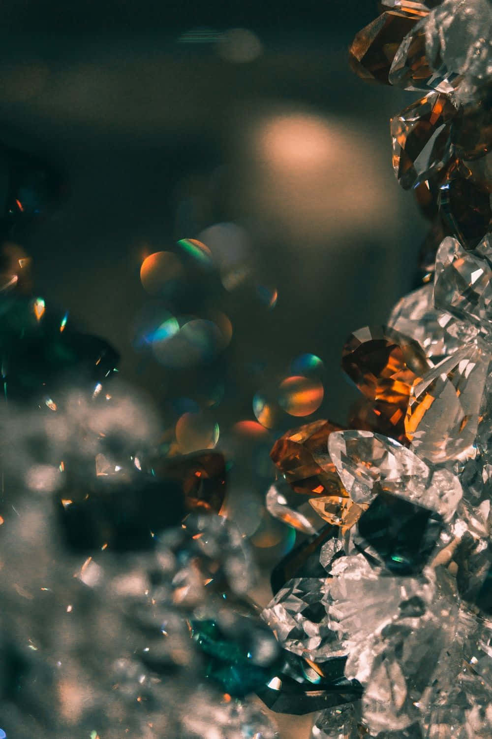 crystals 桌布 壁紙 — 閃爍切割水晶的特寫，捕捉溫暖光線，背景帶有彩色散景。