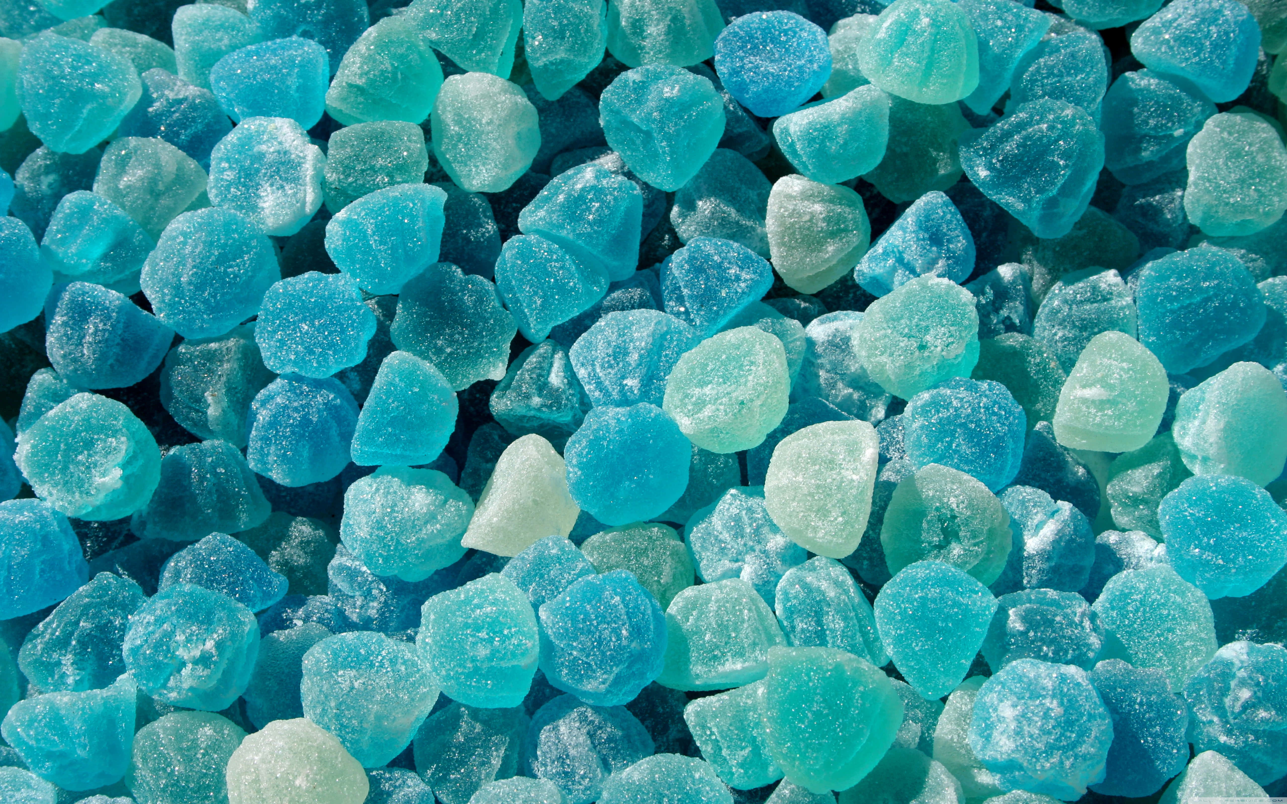 Teal Blue 桌布 壁紙 — 閃爍半透明藍色和藍綠色糖晶體的近距離特寫，帶有糖質紋理。