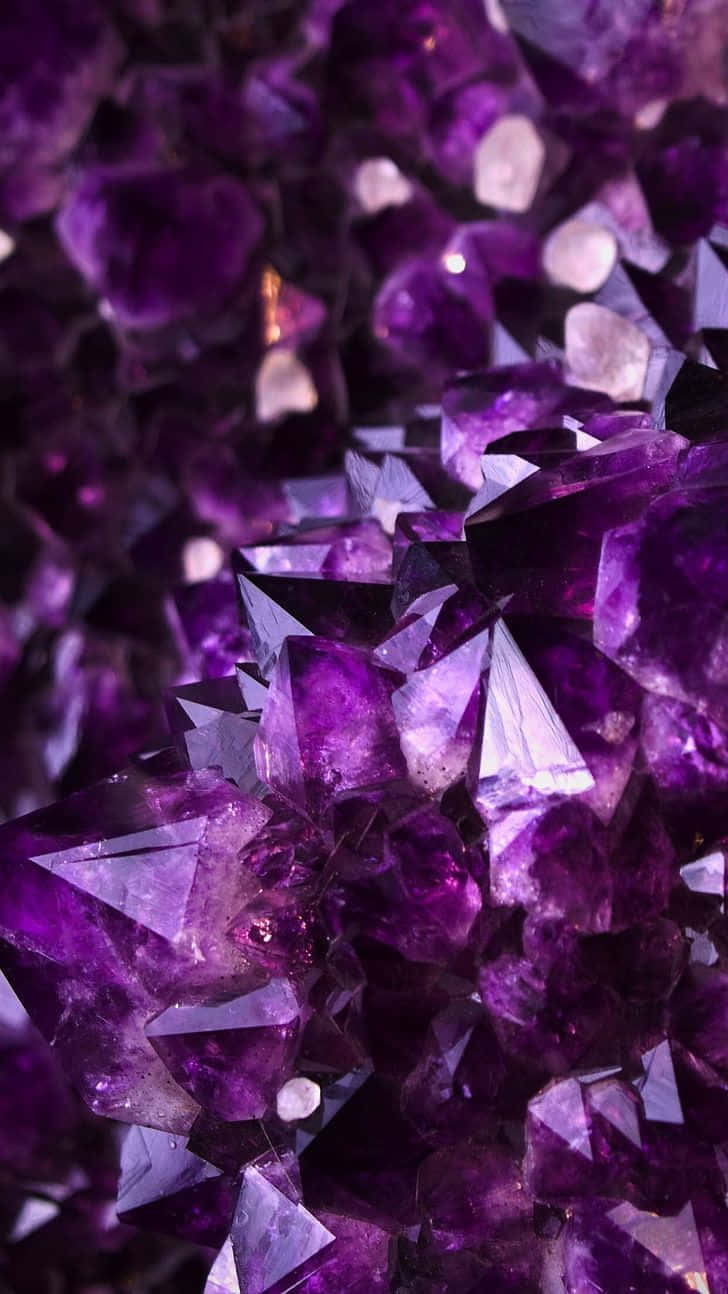 Amethyst 桌布 壁紙 — 閃爍深紫色紫水晶晶體的近距離特寫，具有銳利的刻面和發光的高光。