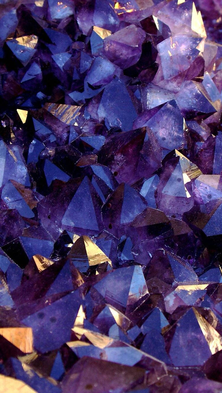 水晶 桌布 壁紙 — 閃爍深紫色紫水晶晶體的近距離特寫，金色亮點捕捉光線。