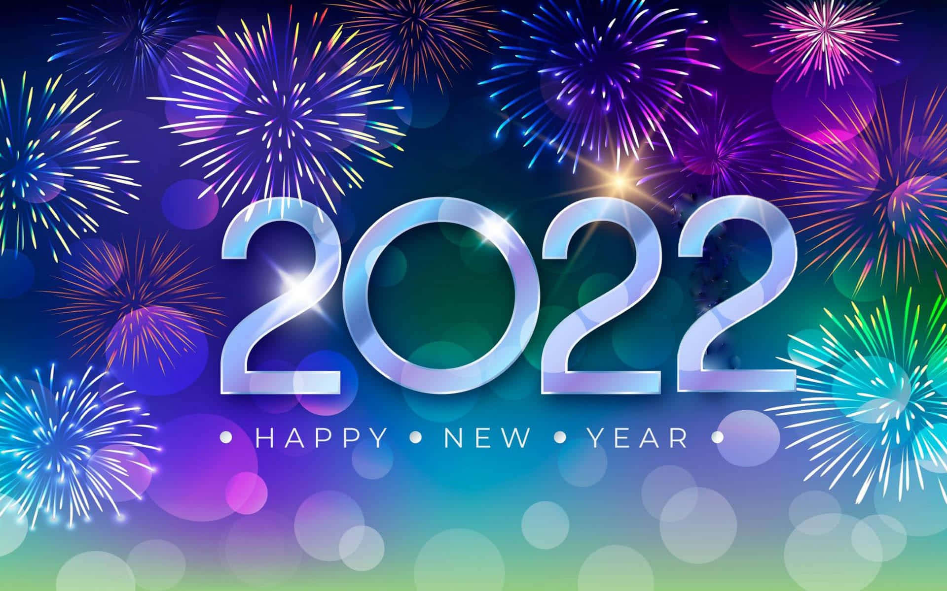 Fireworks 桌布 壁紙 — 閃爍的2022文字在中央發光，鮮豔的煙火在散景漸變天空背景下爆炸出電光藍、紫和綠色。