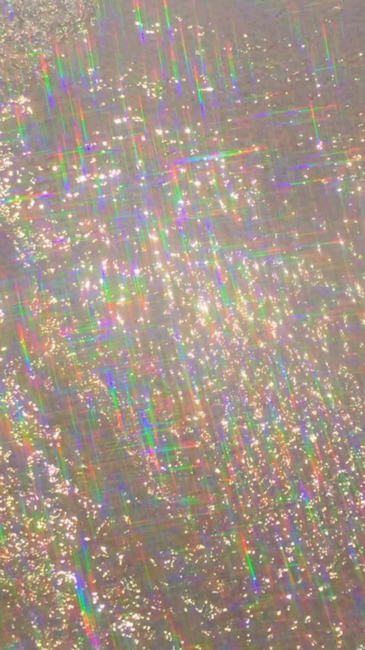 Sparkle Aesthetic 桌布 壁紙 — 閃爍的全息表面，帶有彩虹光條和閃爍斑點，背景為柔和的米色。