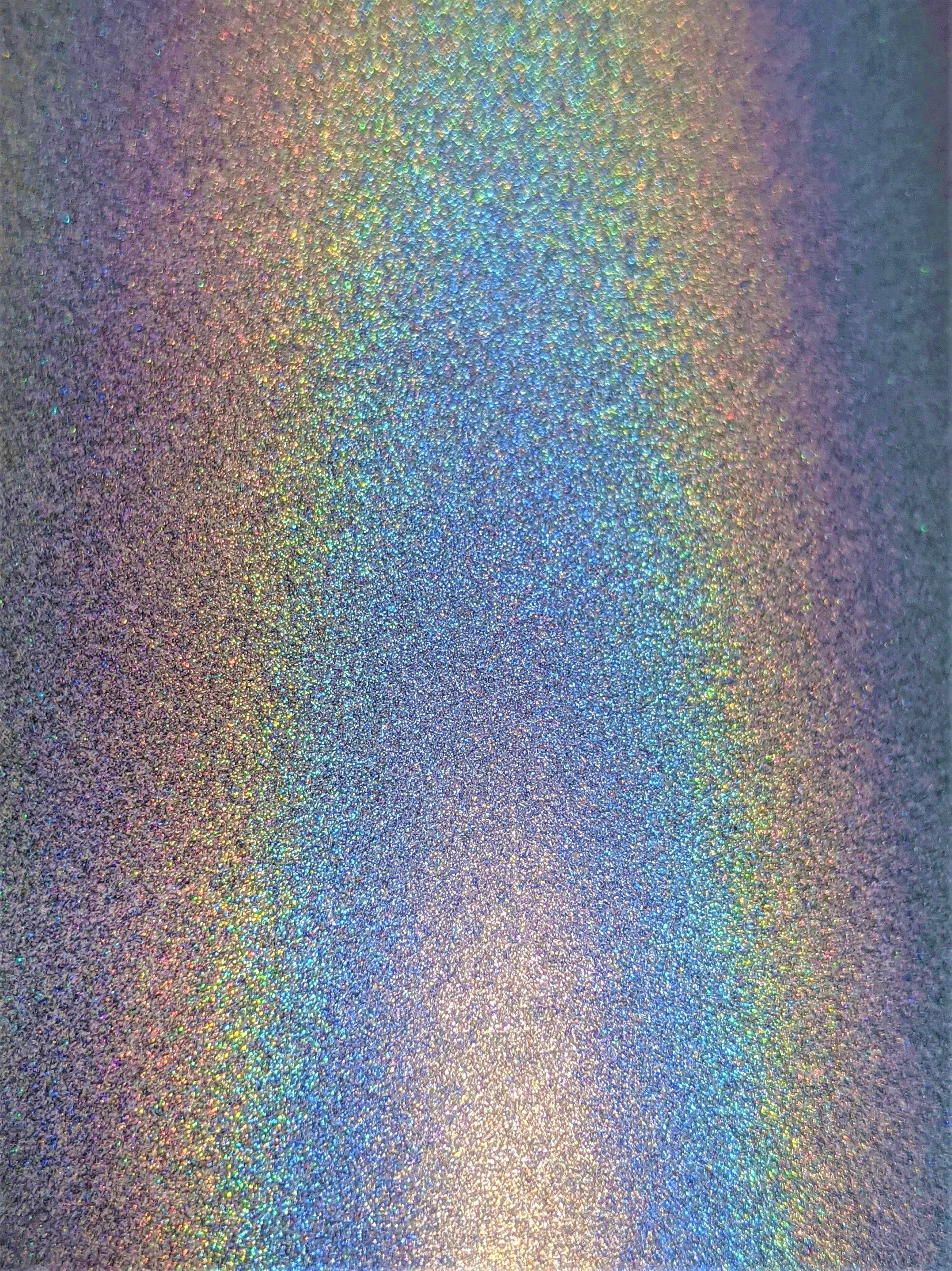 Gold Glitter 桌布 壁紙 — 閃爍的全息表面顯示出充滿活力的彩虹漸變，帶有在藍色、金色和紫色之間變化的彩虹色斑點。