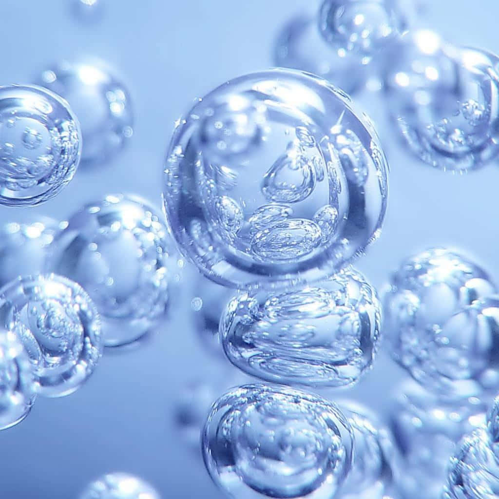 Bubbles 桌布 壁紙 — 閃爍的半透明氣泡漂浮在柔和的藍光中，顯現出旋轉的內部反射。