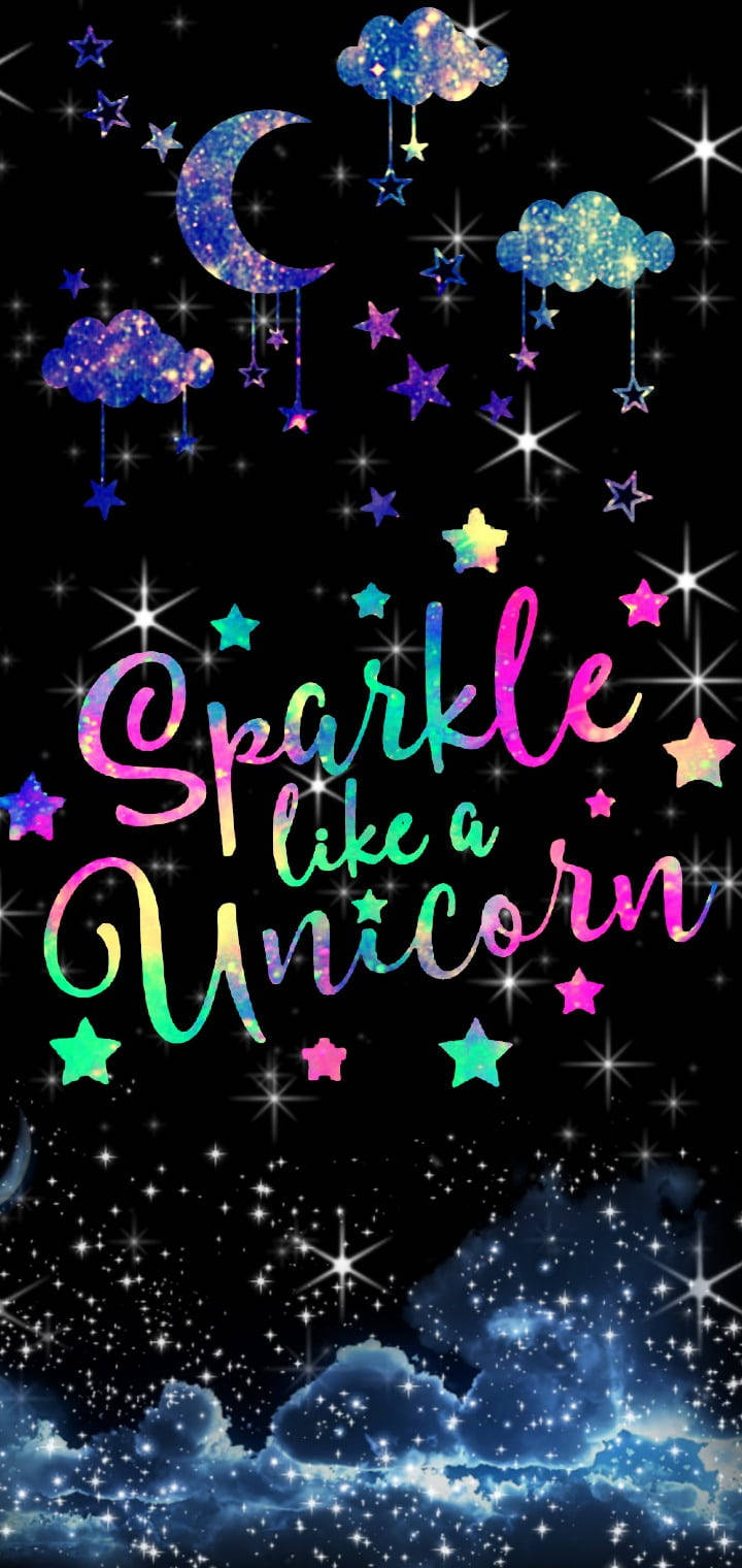 天體場景，閃爍的星星、雲朵和彎月圍繞著彩虹文字「sparkle like a unicorn」。 — 閃爍 GIF 壁紙