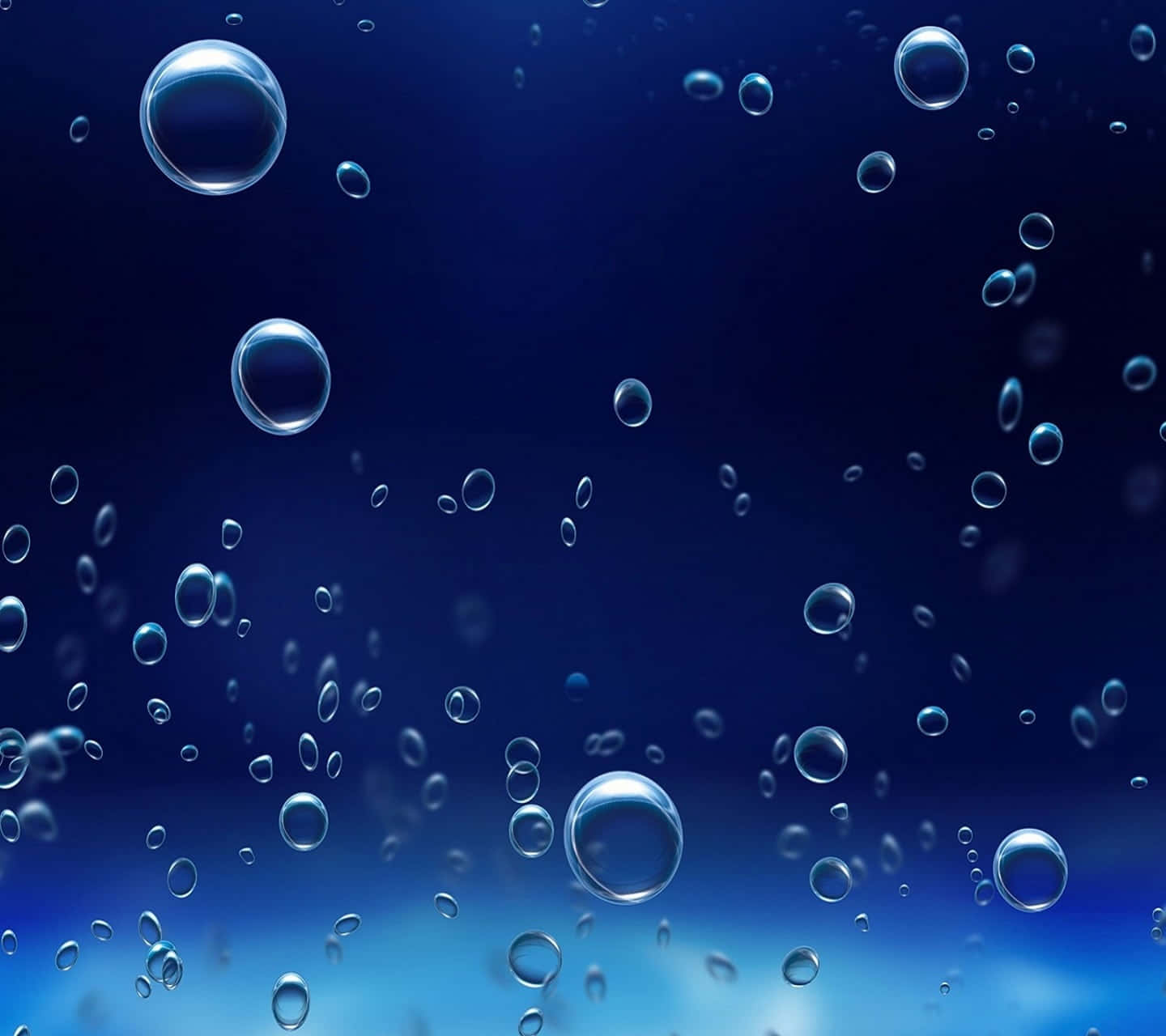 Bubbles 桌布 壁紙 — 閃爍的水泡在漸變藍色背景上向上漂浮，帶有柔和的光線折射。