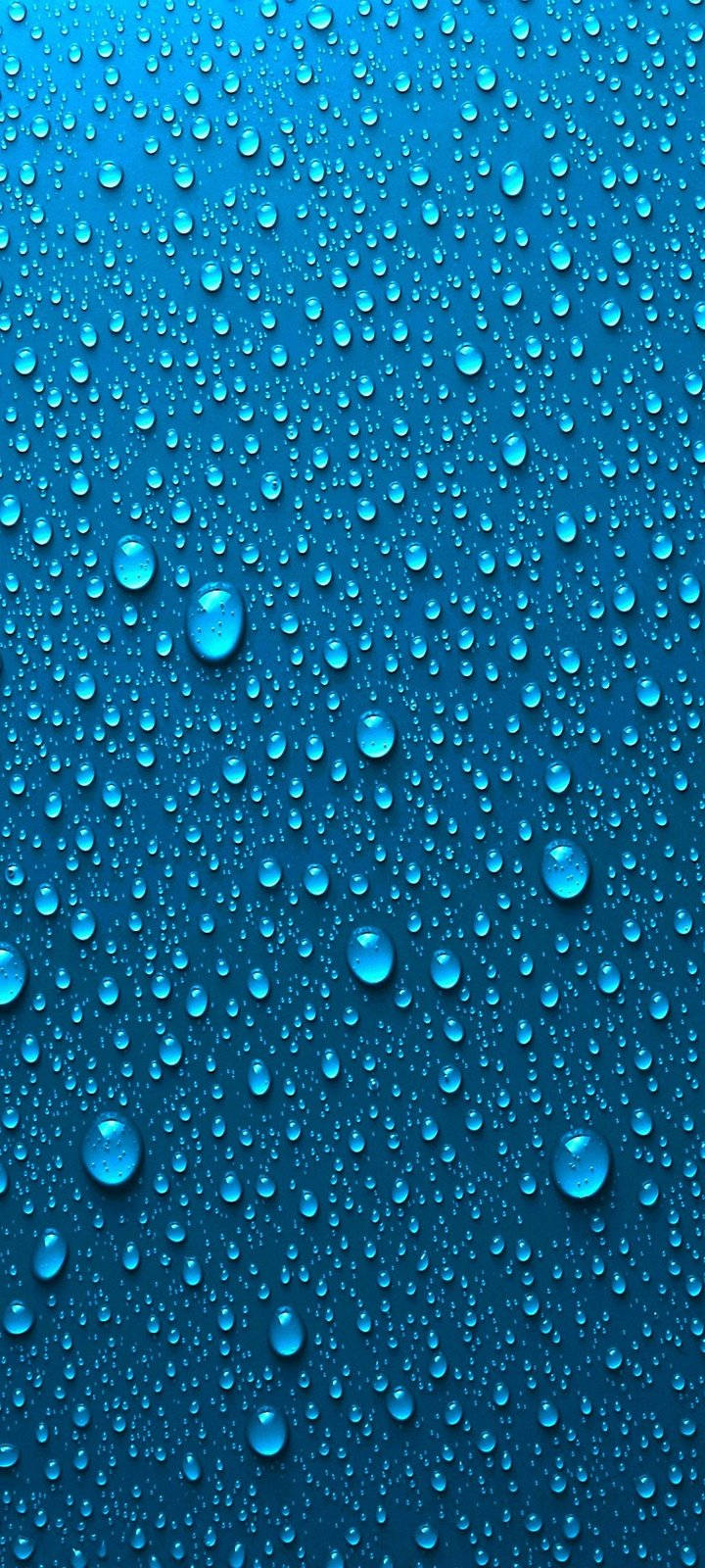 水 桌布 壁紙 — 閃爍的水滴依附在光滑的藍色表面上，營造出清涼清爽的抽象紋理。