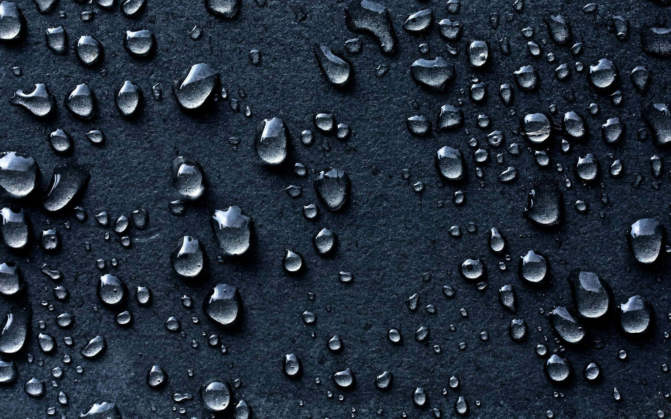 3d Water 桌布 壁紙 — 閃爍的水滴停留在霧面黑色紋理表面上，反射柔和環境光。