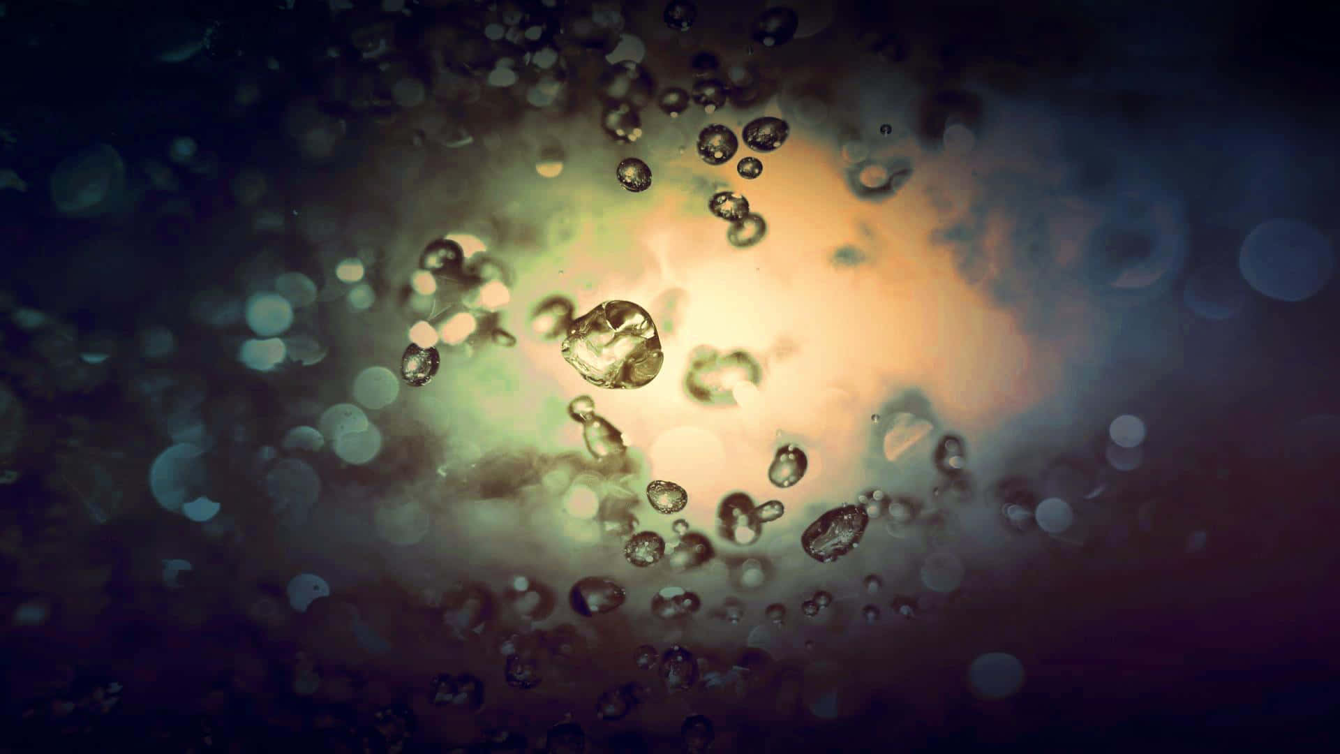 Rain Drops 桌布 壁紙 — 閃爍的水滴在柔和發光的背景上漂浮，伴隨著散景燈光。