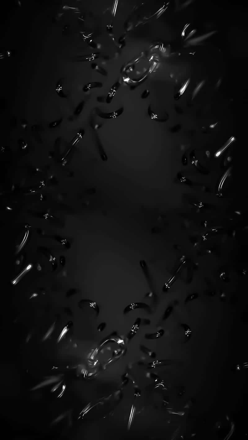 complicated 桌布 壁紙 — 閃爍的水滴在深色玻璃表面傾瀉而下，反射出微妙光線，形成一種陰鬱的抽象構圖。