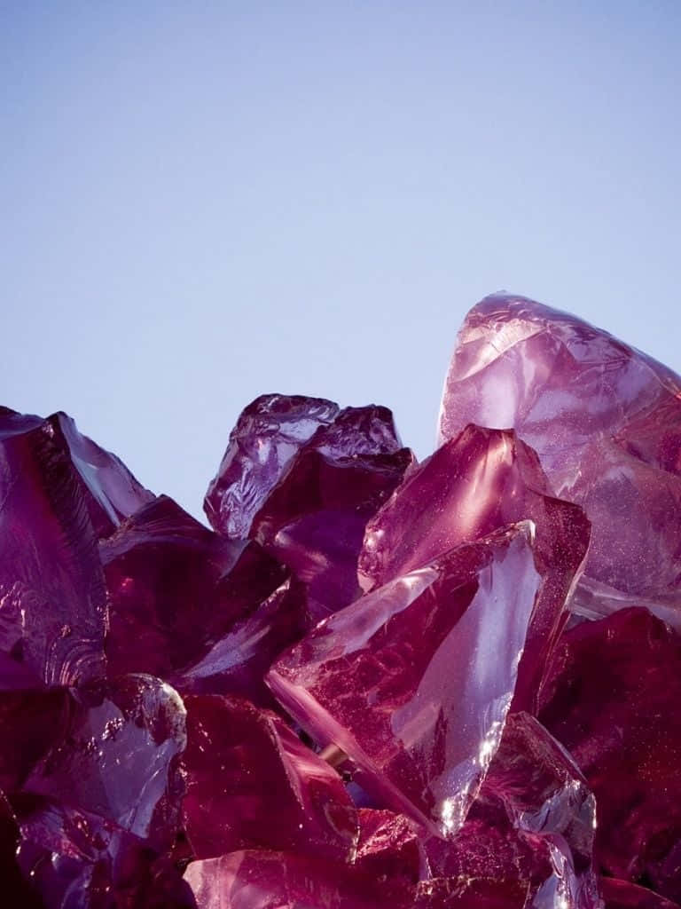 紫水晶 桌布 壁紙 — 閃爍的深紫色紫水晶簇在明亮的日光下映襯著柔和的藍天。