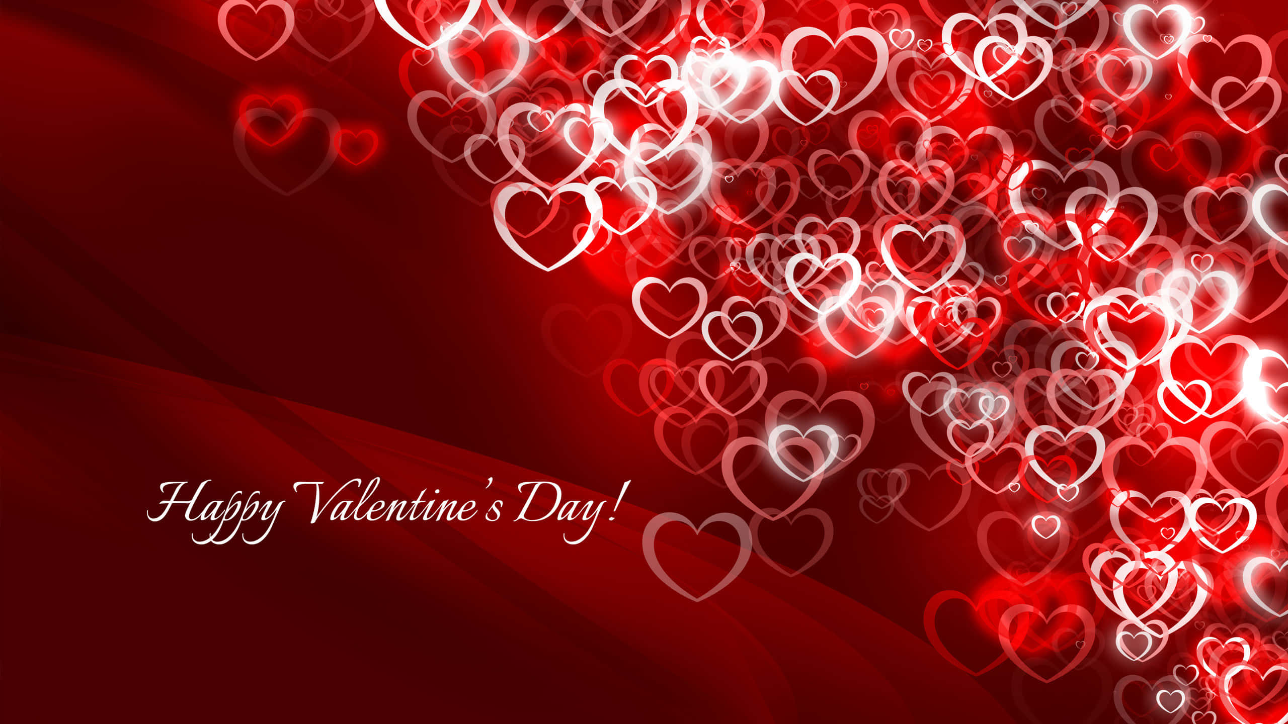 Happy Valentines Day 桌布 壁紙 — 閃爍的白色心形如瀑布般在深紅色布料背景上綻放，優雅的手寫文字寫著「Happy Valentine's Day!」