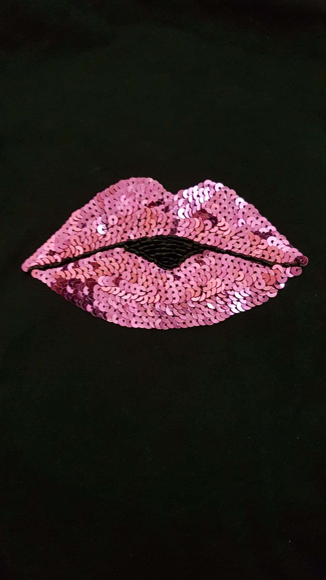 Pink Lips 桌布 壁紙 — 閃爍的粉紅色亮片在深黑色背景上形成大膽的唇形。