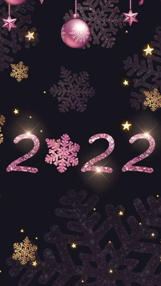 新年 桌布 壁紙 — 閃爍的粉紅色和金色雪花和星星點綴在黑色背景上，帶有閃閃發光的 2022 數字。
