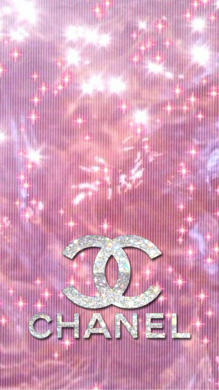 Chanel 桌布 壁紙 — 閃爍的粉紅色背景上，閃亮的星星展示了香奈兒標誌性的銀色標誌。